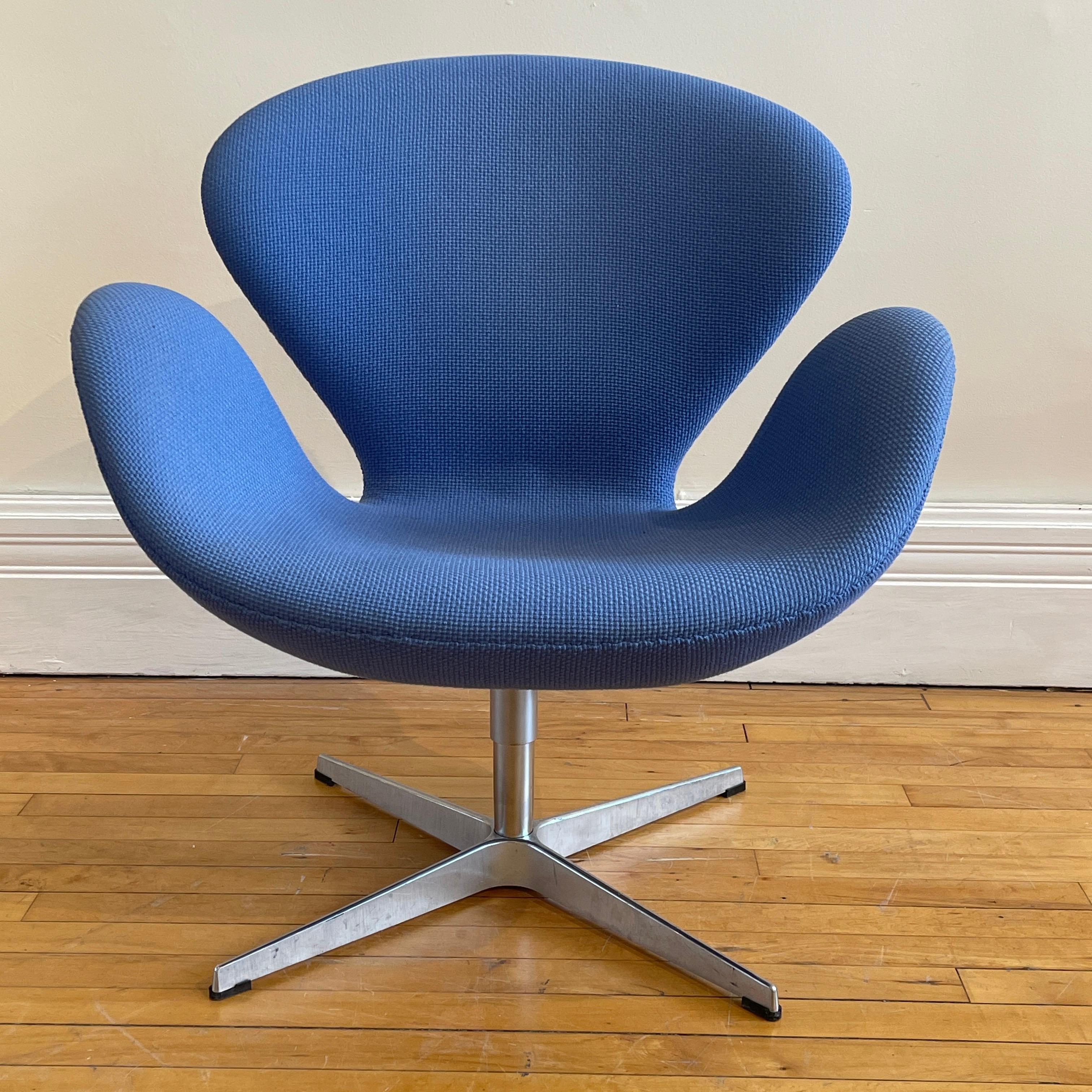 Mid-Century Modern Arne Jacobsen for Fritz Hansen Swan Chair in Periwinkle