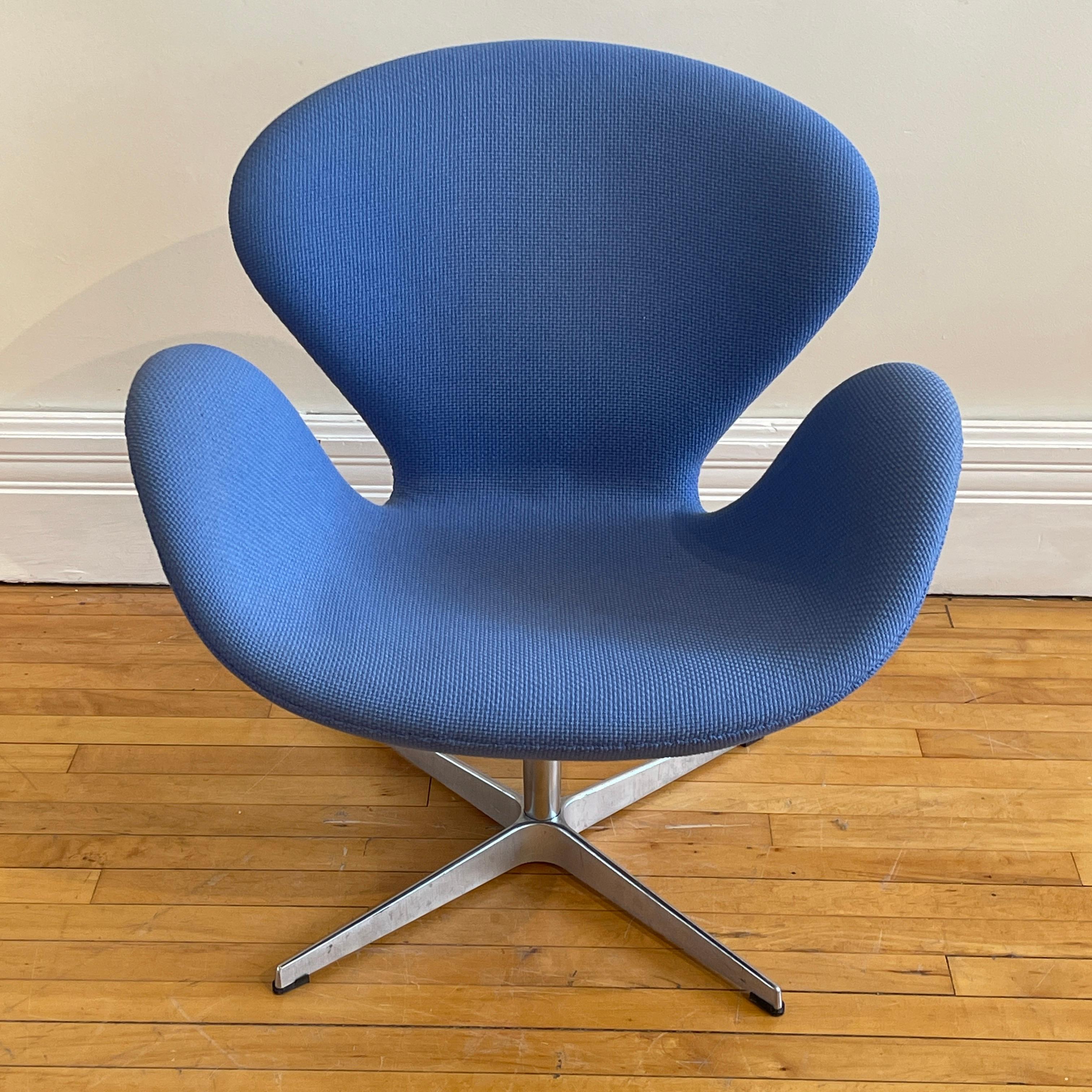 Polished Arne Jacobsen for Fritz Hansen Swan Chair in Periwinkle