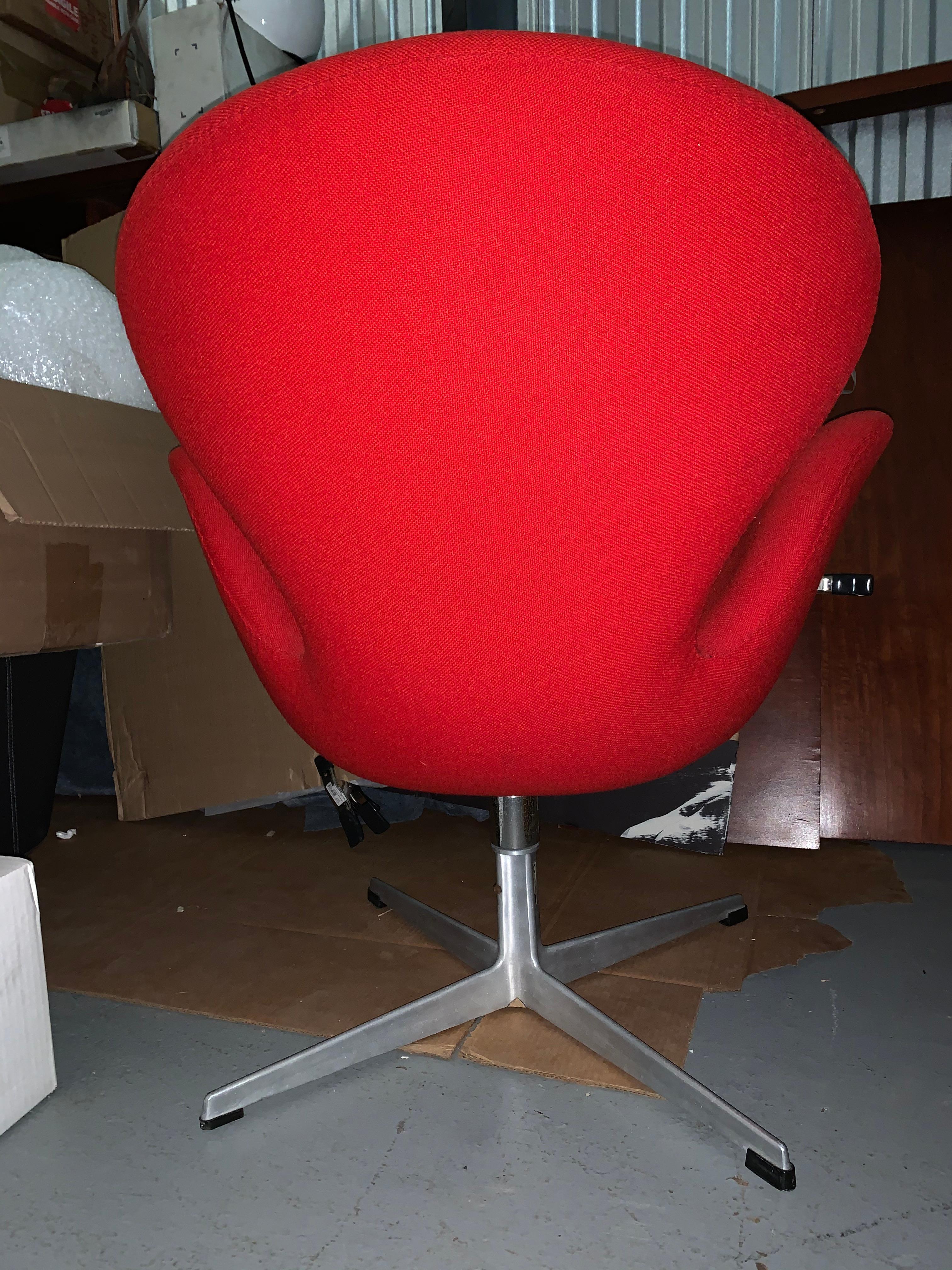 20th Century Arne Jacobsen for Fritz Hansen Swan Chair Mid-Century Modern Swivel Denmark Red