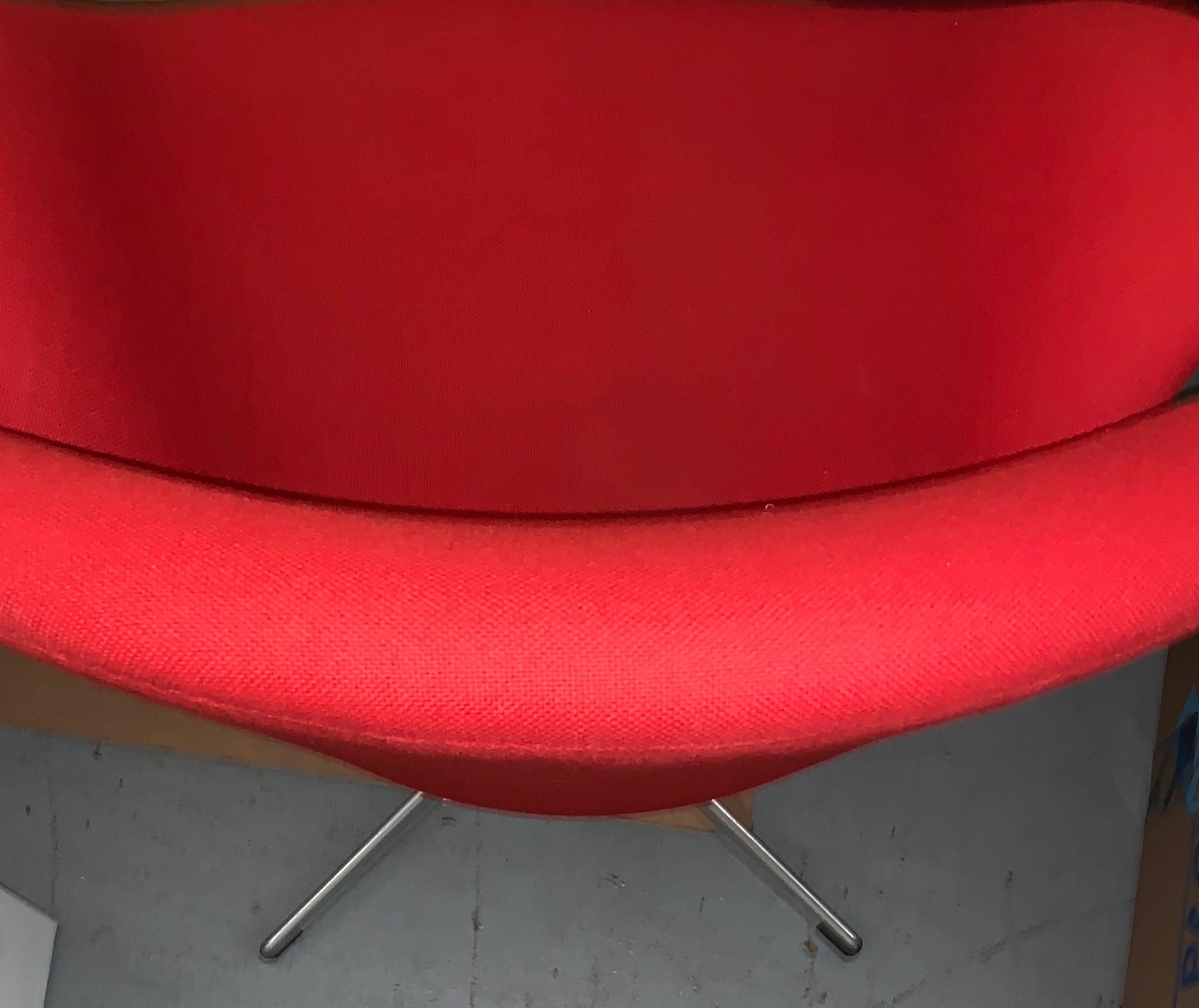 Textile Arne Jacobsen for Fritz Hansen Swan Chair Mid-Century Modern Swivel Denmark Red