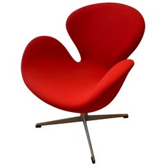 Arne Jacobsen pour Fritz Hansen fauteuil cygne pivotant rouge mi-siècle moderne, Danemark