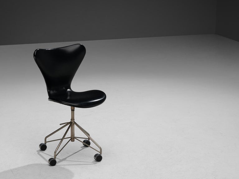 Arne Jacobsen for Fritz Hansen, office chair model '3117', leatherette, chromed metal, aluminum, plastic, Denmark, designed in 1955, produced in 1967. 

With its slender metal frame and black upholstery Arne Jacobsen created an airy and functional