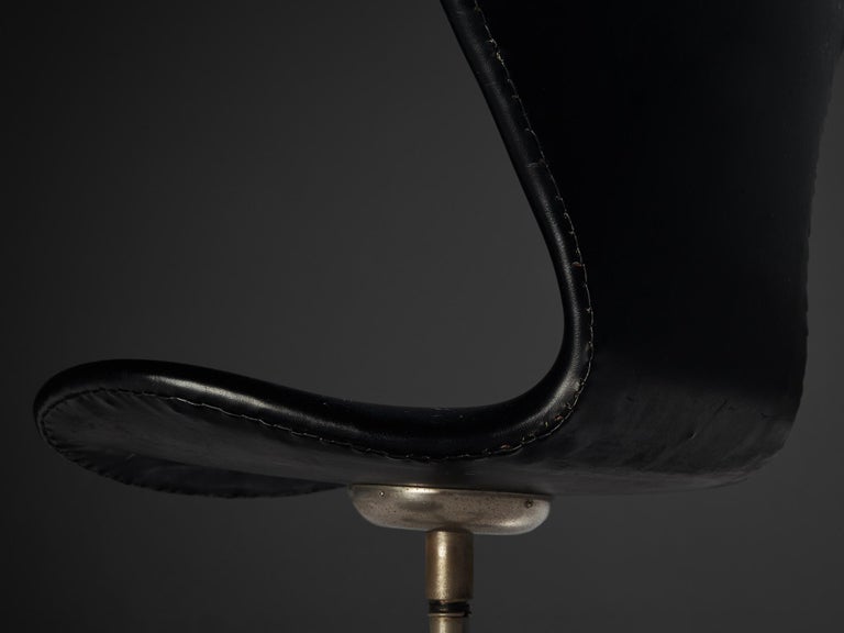 Scandinavian Modern Arne Jacobsen for Fritz Hansen Swivel Desk Chair in Leather For Sale