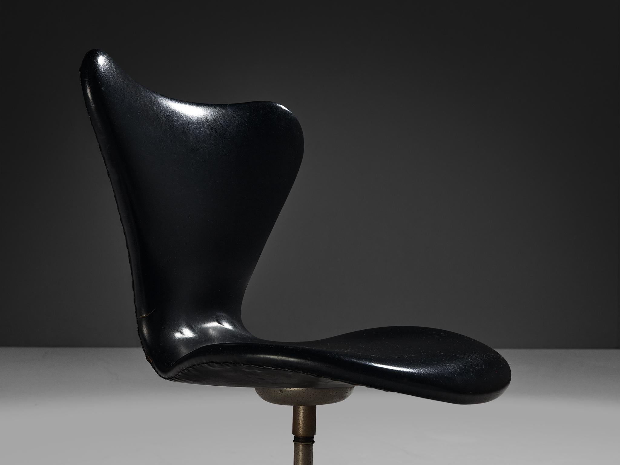 Arne Jacobsen for Fritz Hansen Swivel Desk Chair in Leather 1