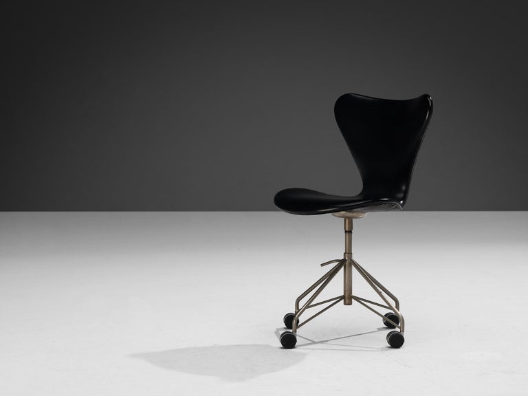 Arne Jacobsen for Fritz Hansen Swivel Desk Chair in Leather For Sale 2