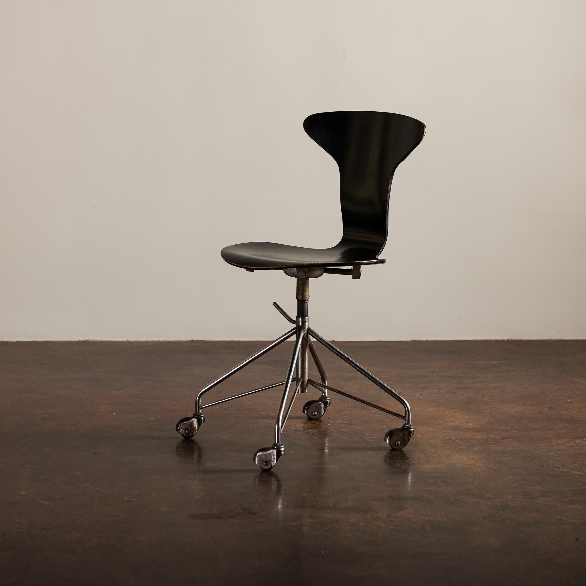 Handsome example of the iconic model 3117 swivel office chair, in black, designed by Arne Jacobsen for Fritz Hansen, Denmark, 1960s. Nice patina to seat and back as well as base.