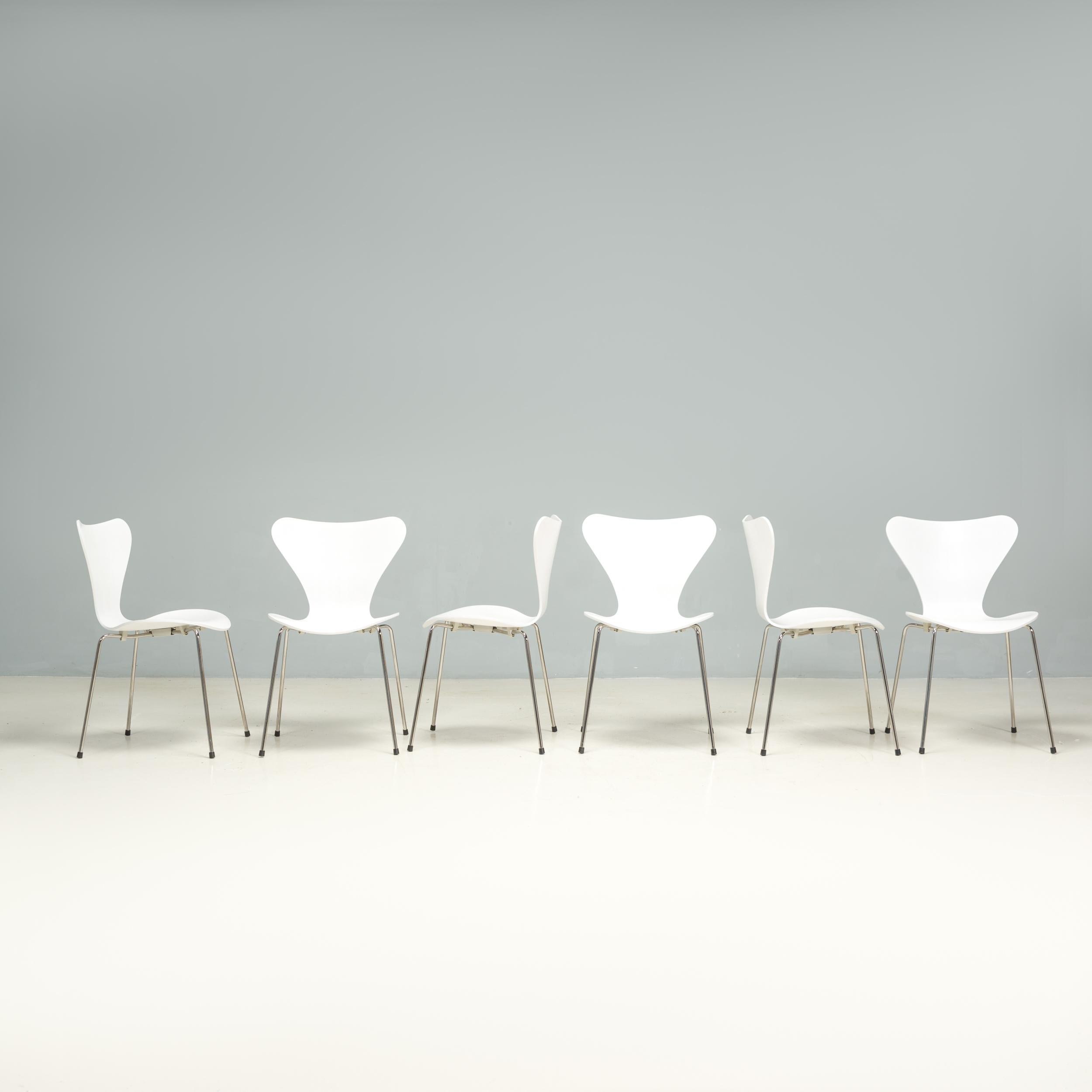 Scandinavian Modern Arne Jacobsen for Fritz Hansen White 3107 Series 7 Dining Chairs, Set of 6