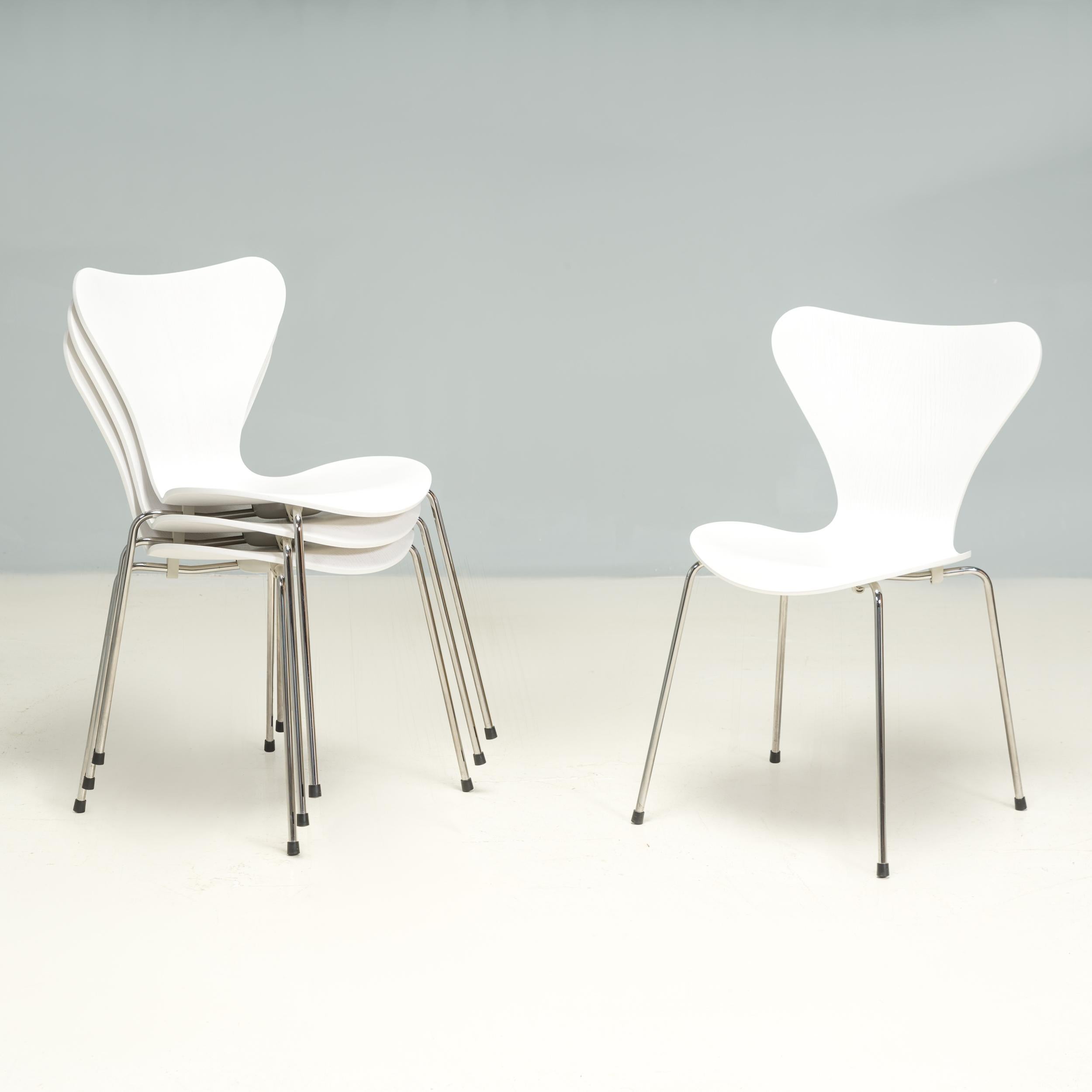 Arne Jacobsen for Fritz Hansen White 3107 Series 7 Dining Chairs, Set of 6 In Good Condition In London, GB