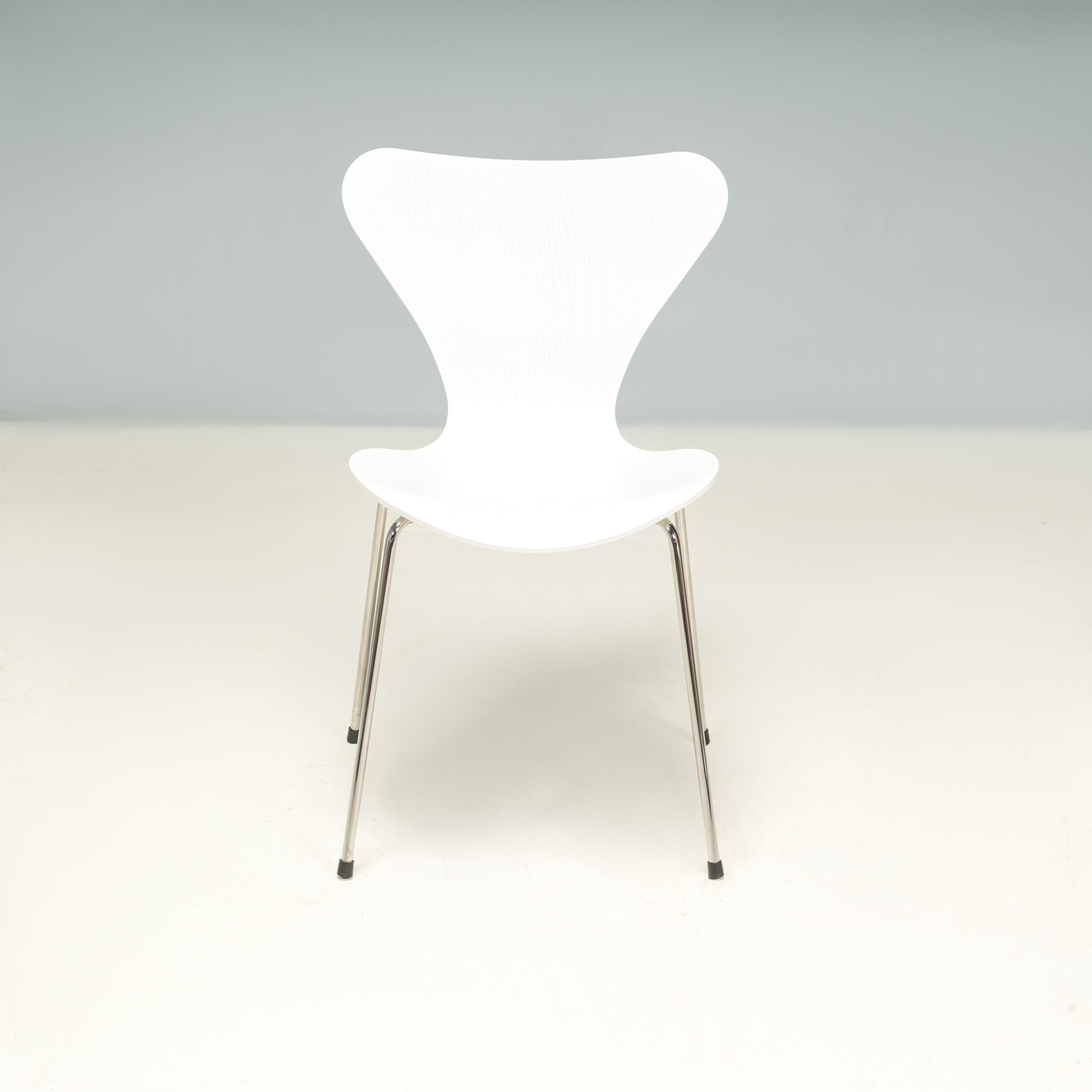 Contemporary Arne Jacobsen for Fritz Hansen White 3107 Series 7 Dining Chairs, Set of 6