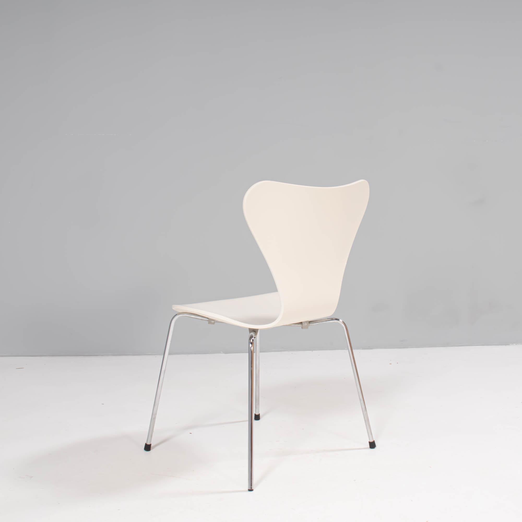 Arne Jacobsen for Fritz Hansen White Series 7 Dining Chairs In Good Condition In London, GB