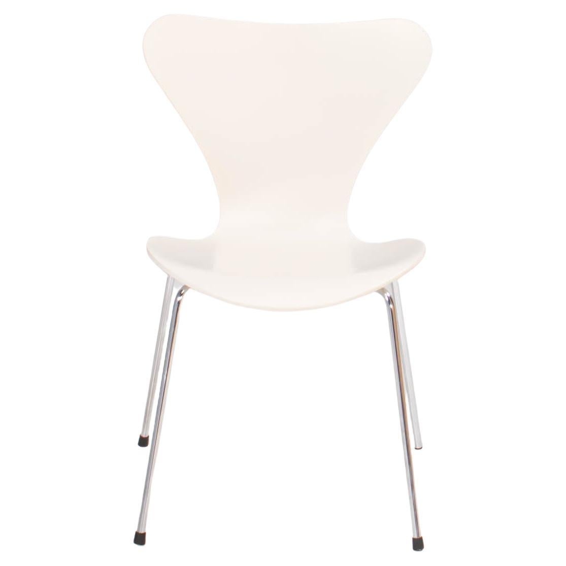 Arne Jacobsen for Fritz Hansen White Series 7 Dining Chairs