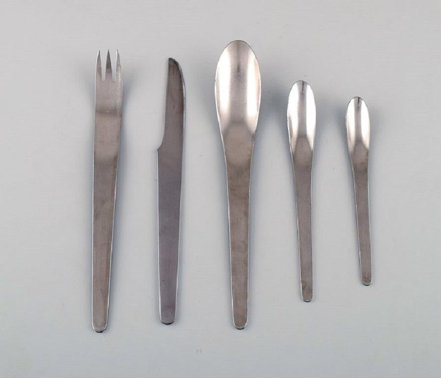 Arne Jacobsen for Georg Jensen and Anton Michelsen. Modernist AJ cutlery.
Complete dinner service in stainless steel for eight people. 
Late 20th century.
Knife length: 20 cm.
In excellent condition.
Stamped.