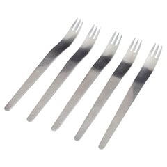 Arne Jacobsen per Georg Jensen. Cinque forchette da cena in acciaio inossidabile.