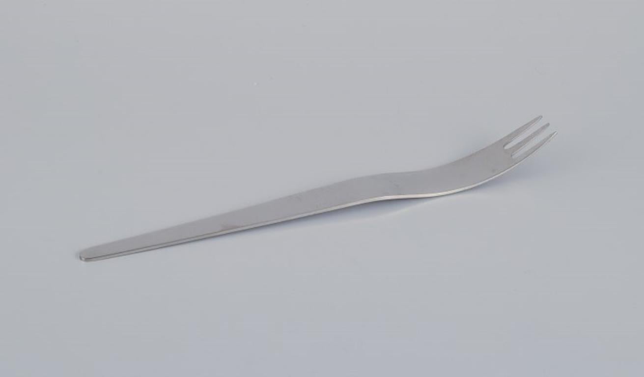 Arne Jacobsen pour Georg Jensen. Couverts modernistes AJ.
Deux longues fourchettes à salade en acier inoxydable.
Fin du 20e siècle.
En parfait état.
Marqué.
Dimensions : Longueur 28,5 cm x Largeur 2,5 cm : Longueur 28,5 cm x Largeur 2,5 cm.
