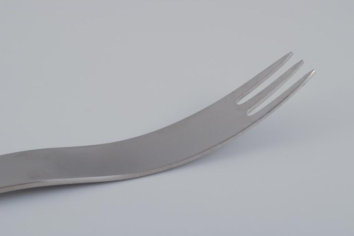 Arne Jacobsen pour Georg Jensen. Deux longues fourchettes à salade en acier inoxydable. Excellent état - En vente à Copenhagen, DK