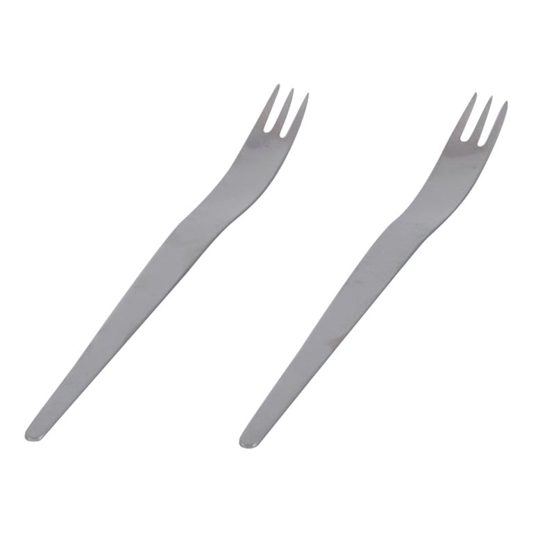 Arne Jacobsen pour Georg Jensen. Deux longues fourchettes à salade en acier inoxydable.