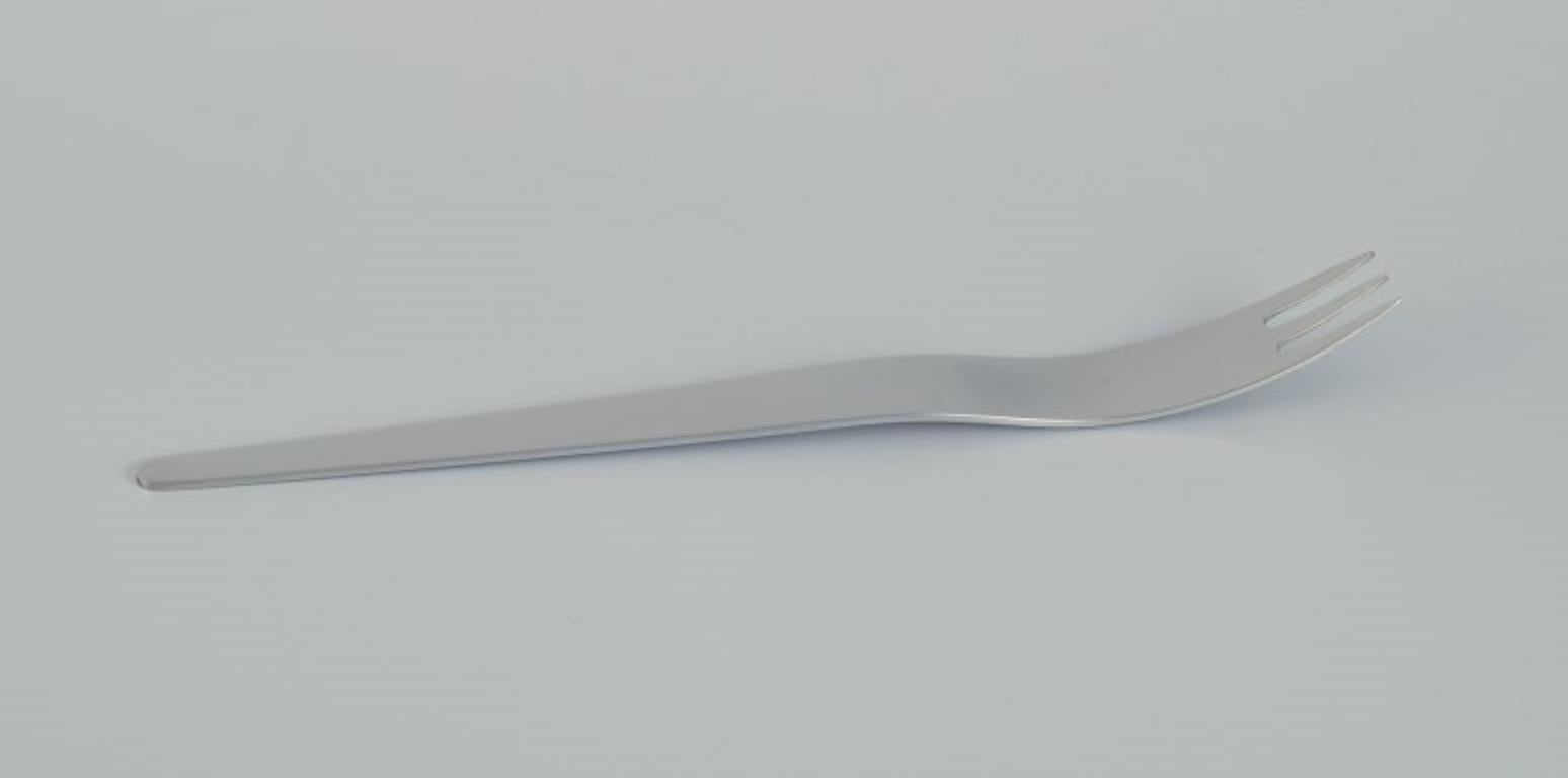 Arne Jacobsen for Georg Jensen. Two long salad forks in stainless steel. 
Modernist Arne Jacobsen cutlery.
Late 20th century.
In perfect condition. 
Marked.
Dimensions: L 28.5 cm. x W 2.5 cm.