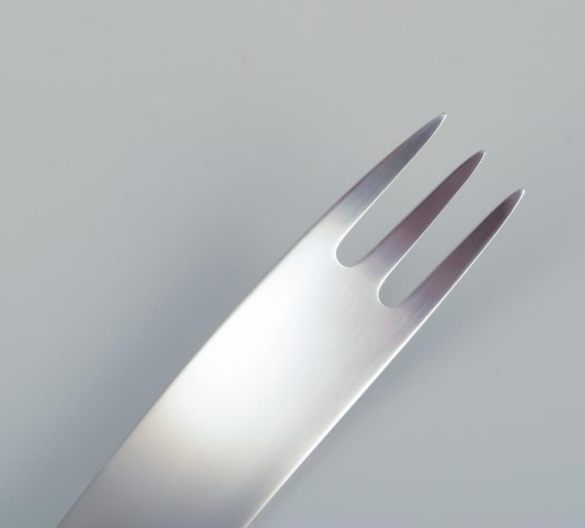 Arne Jacobsen for Georg Jensen. Two long salad forks. Late 20th C. In Excellent Condition For Sale In Copenhagen, DK