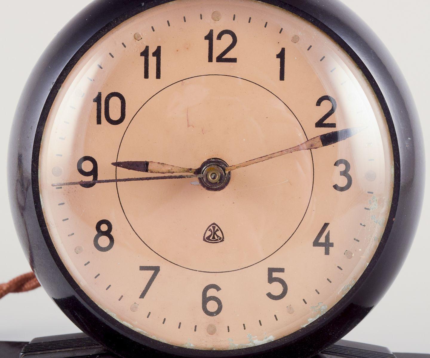 Danish Arne Jacobsen for Lauritz Knudsen. Electric clock in bakelite. 1940s For Sale