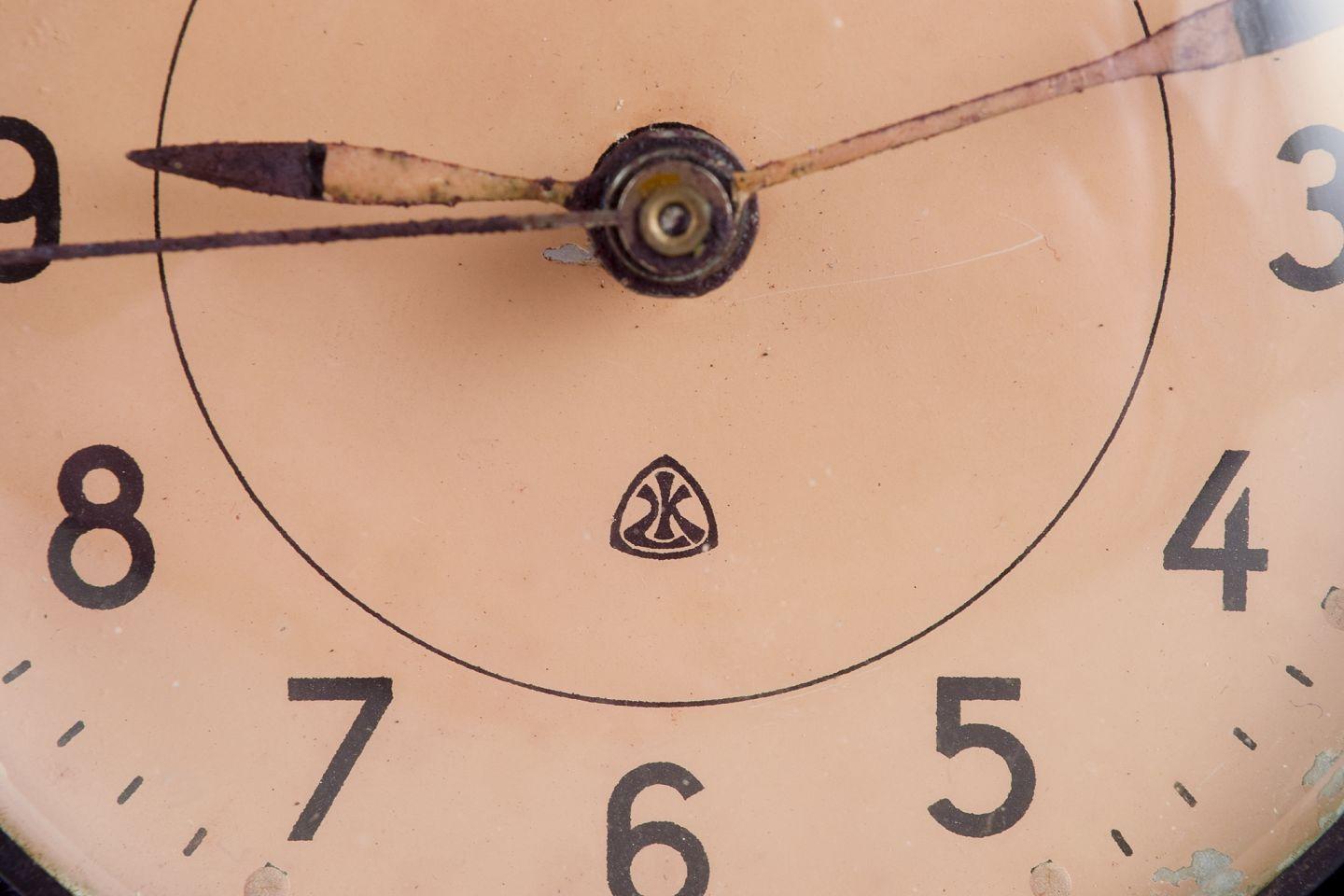 Arne Jacobsen for Lauritz Knudsen. Electric clock in bakelite. 1940s In Excellent Condition For Sale In Copenhagen, DK
