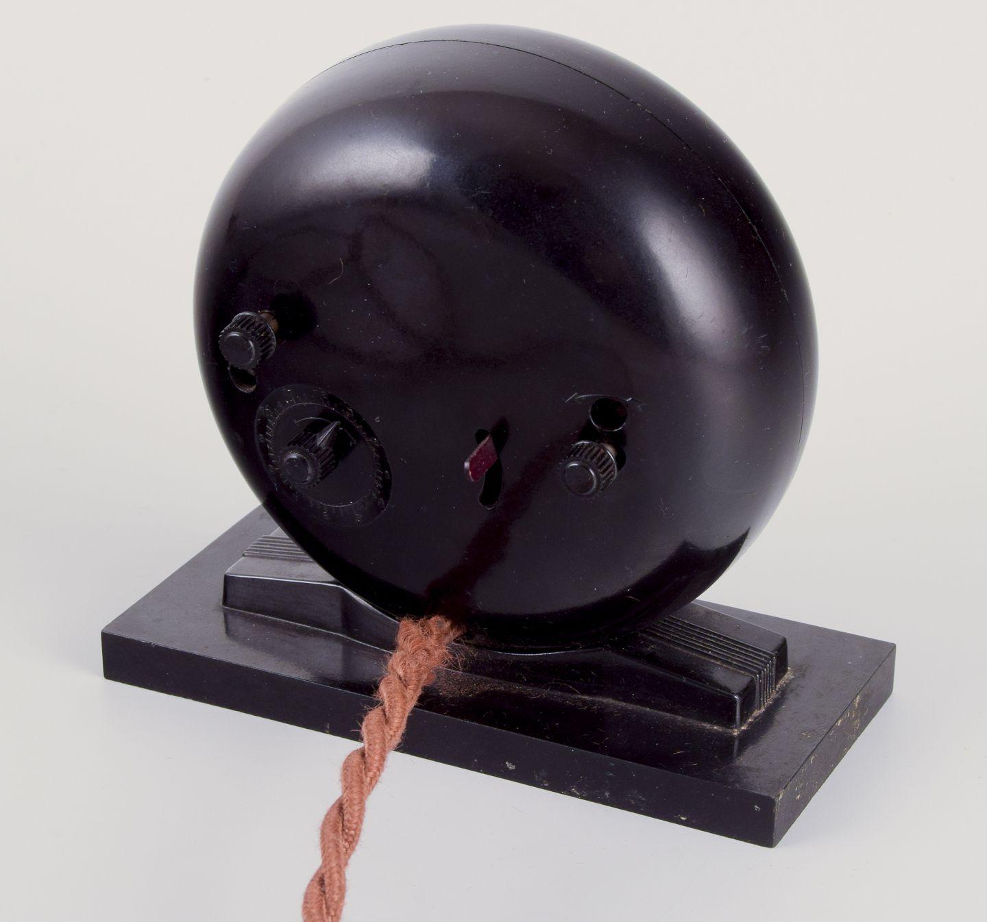 Mid-20th Century Arne Jacobsen for Lauritz Knudsen. Electric clock in bakelite. 1940s For Sale