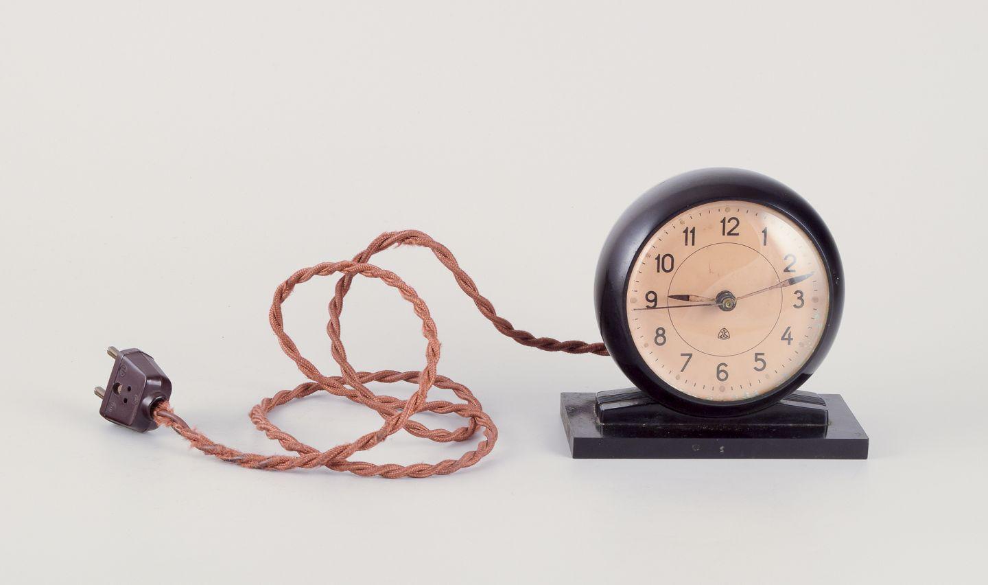 Arne Jacobsen for Lauritz Knudsen. Electric clock in bakelite. 1940s For Sale 1