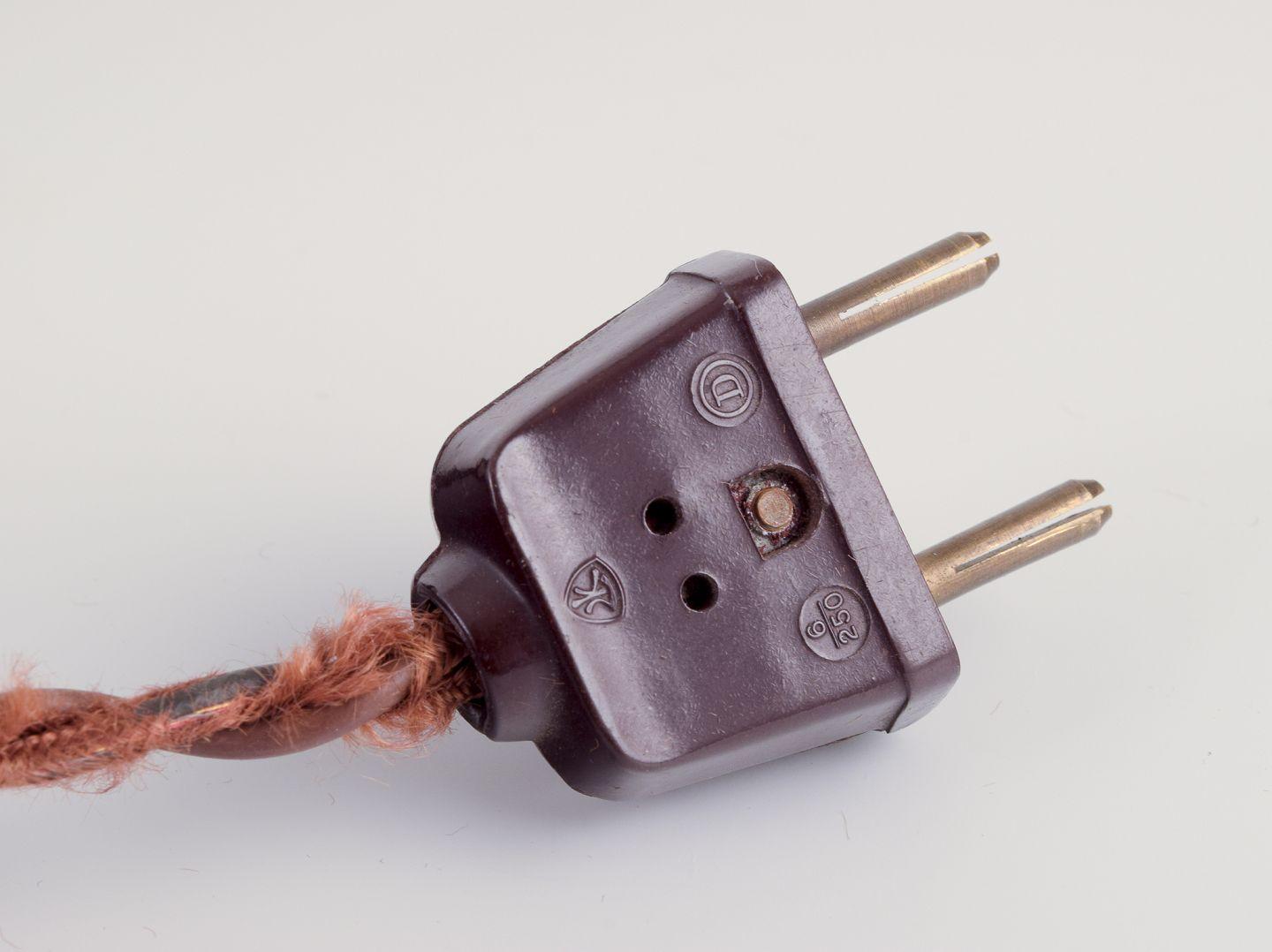 Arne Jacobsen for Lauritz Knudsen. Electric clock in bakelite. 1940s For Sale 2