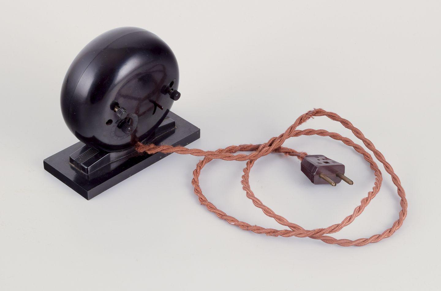 Arne Jacobsen for Lauritz Knudsen. Electric clock in bakelite. 1940s For Sale 3