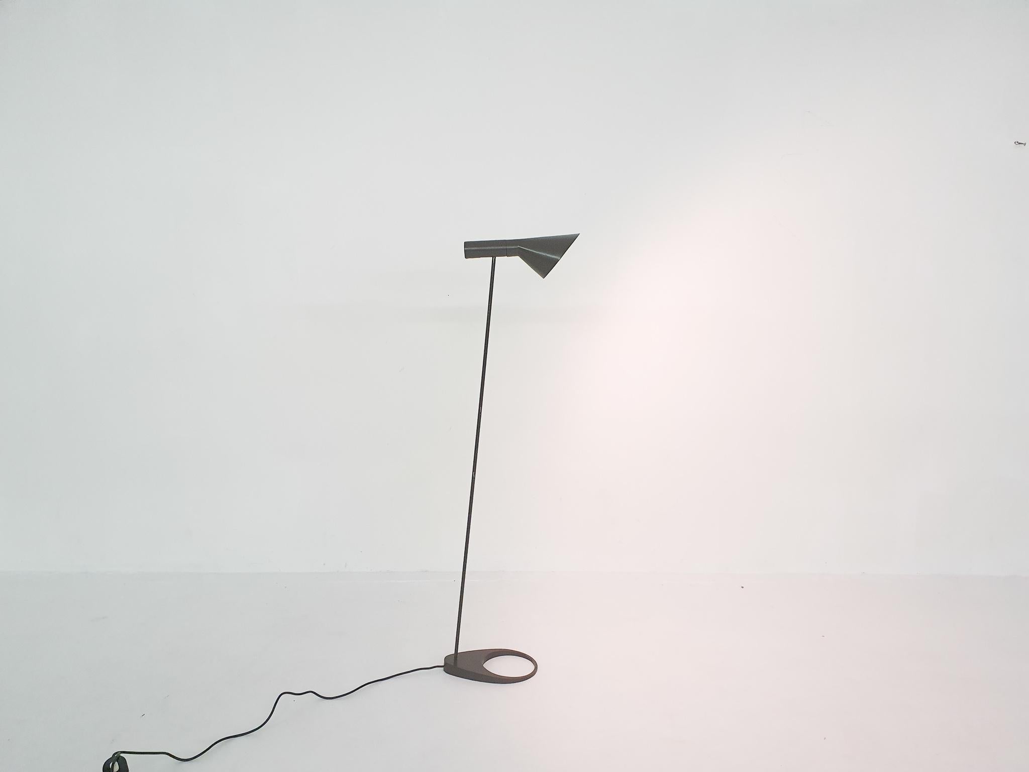Original floor lamp by Arne Jacobsen for Louis Poulsen. In dark green-grey
The lamp shade has been repainted in the original color.
Marked at the bottom.