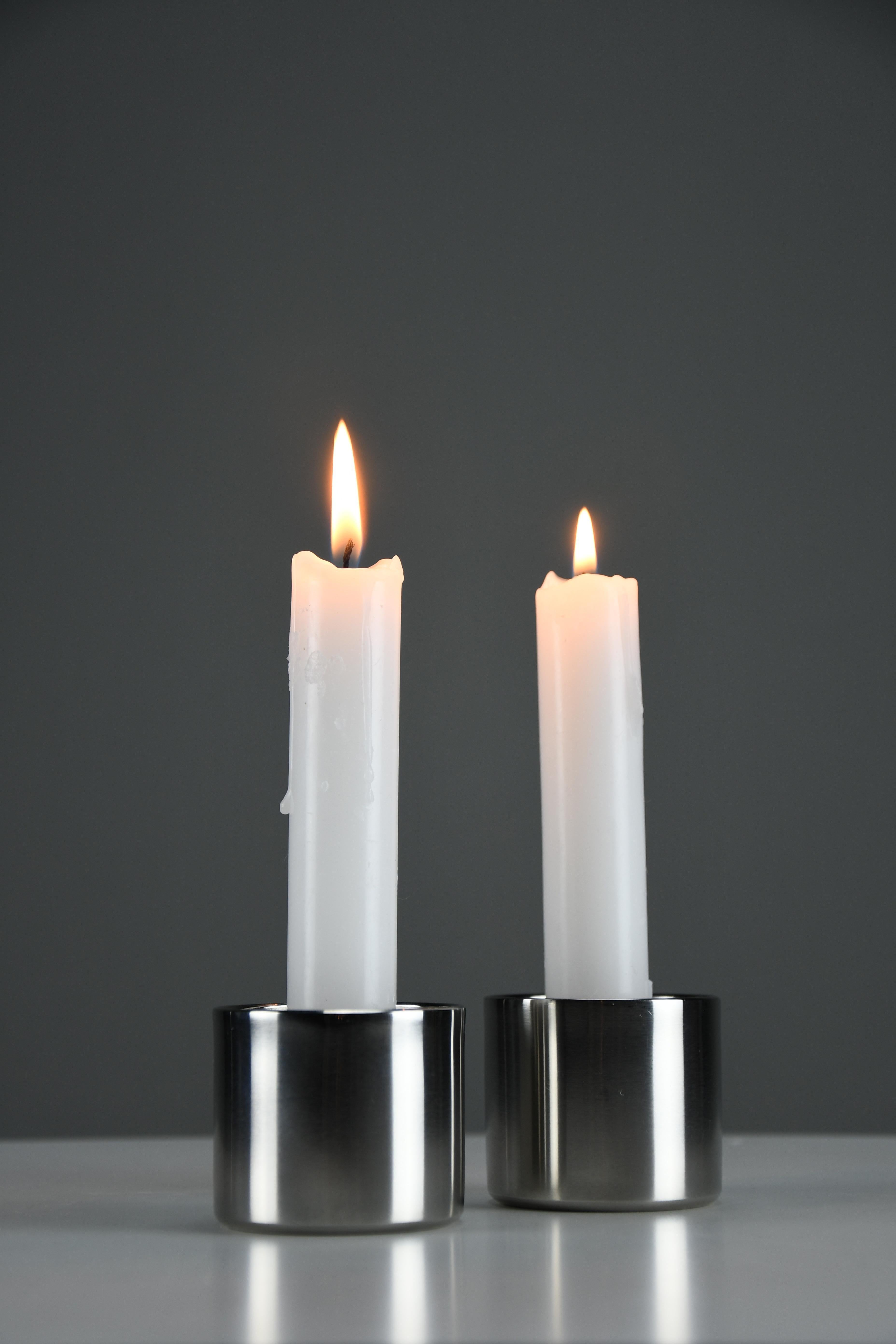 Arne Jacobsen per Stelton - Candelieri della linea Cylinda, 1964

Danimarca, 1964

Dimensioni: H 4,4 cm × P 5,0 cm (H. H. 1,73 pollici × P. 1,97 pollici)

Materiali: Acciaio inossidabile spazzolato (18/8)

Marcato: 