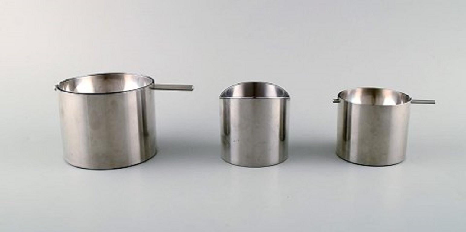 Arne Jacobsen für Stelton, Serviertablett „Cylinda Line“, „Cylinda Line“, drei Aschenbecher, 1970er Jahre (Dänisch) im Angebot