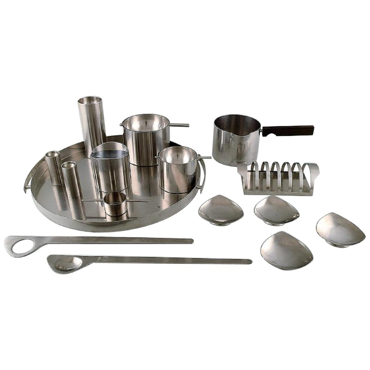 Arne Jacobsen para Stelton, "Línea Cylinda" Bandeja para servir, tres ceniceros, años 70