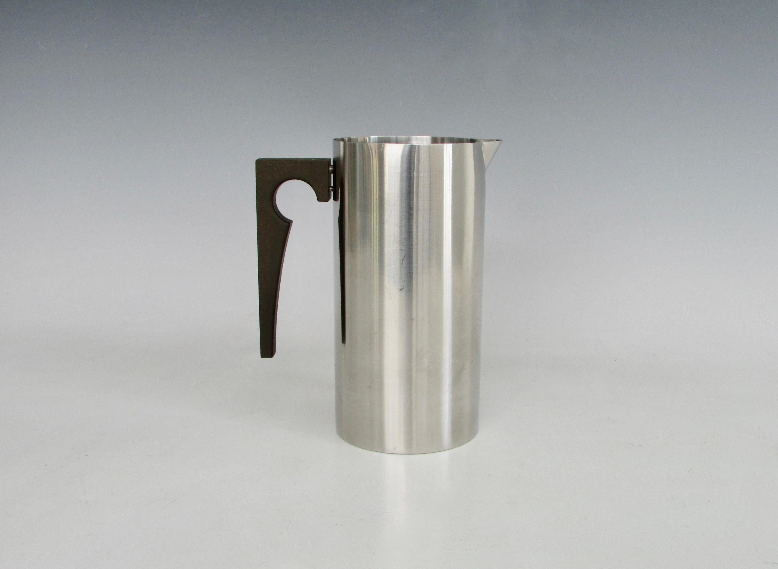 This Arne Jacobsen pitcher with ice lip by Stelton is part of the Cylinda Line hollowware range from 1967. The Cylinda line is both understated and functional Scandinavian design. A sharp and purposeful addition for any bar.
Measures 5.25 width with