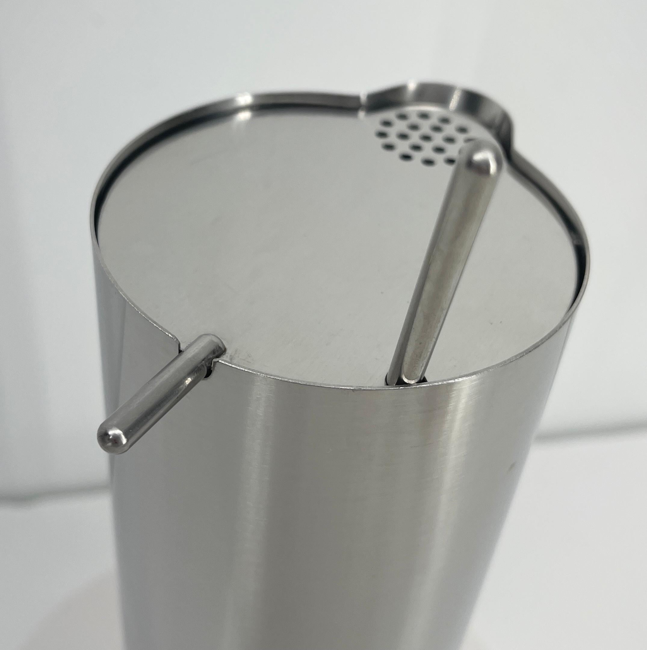 Arne Jacobsen para Stelton Cóctel moderno de mediados de siglo Vaso y cuchara agitadora Cepillado en venta