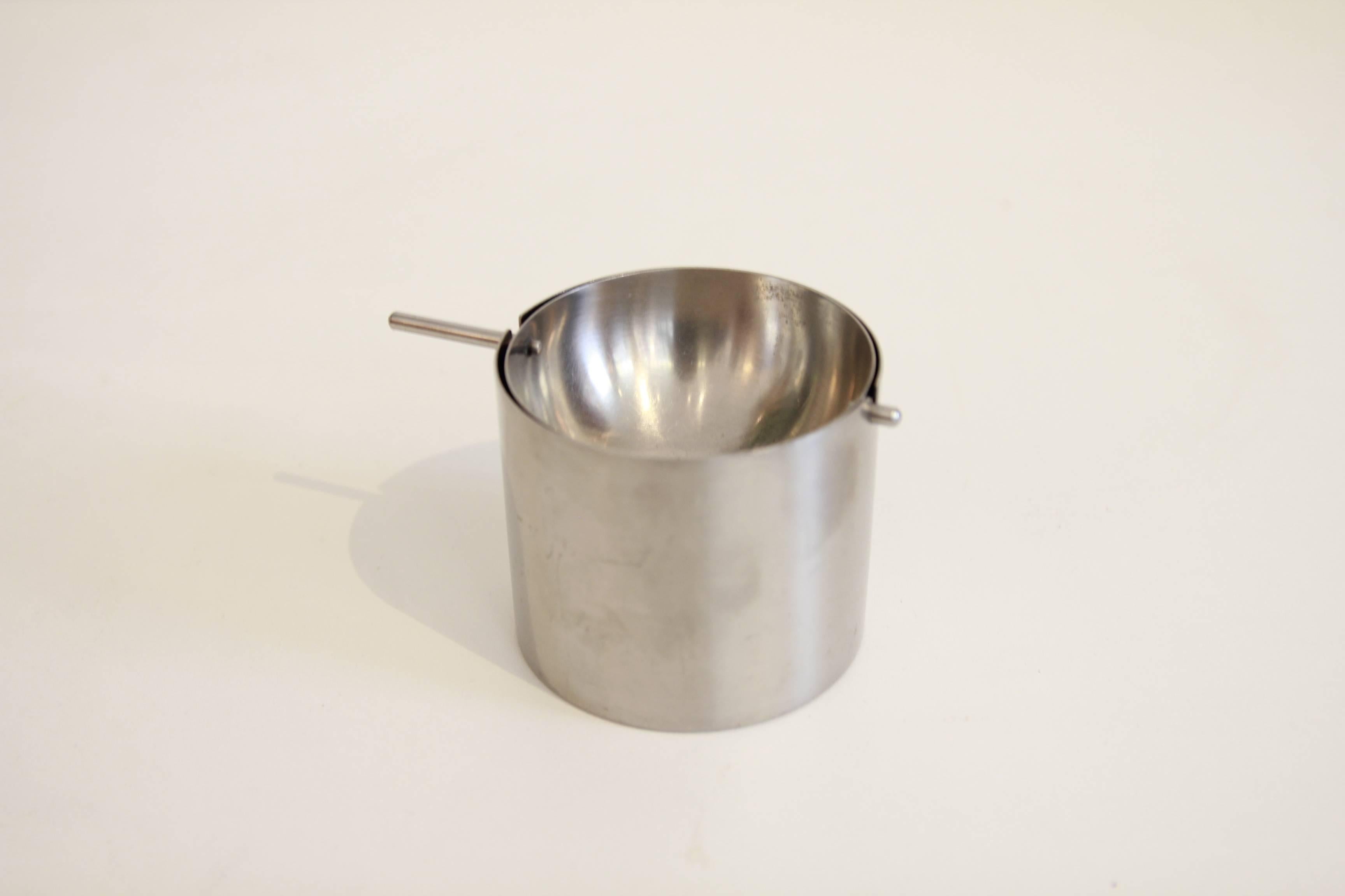 This cylinda-line revolving ashtray from Arne Jacobsen for Stelton was manufactured in 1967. 
Clean and ready to use.