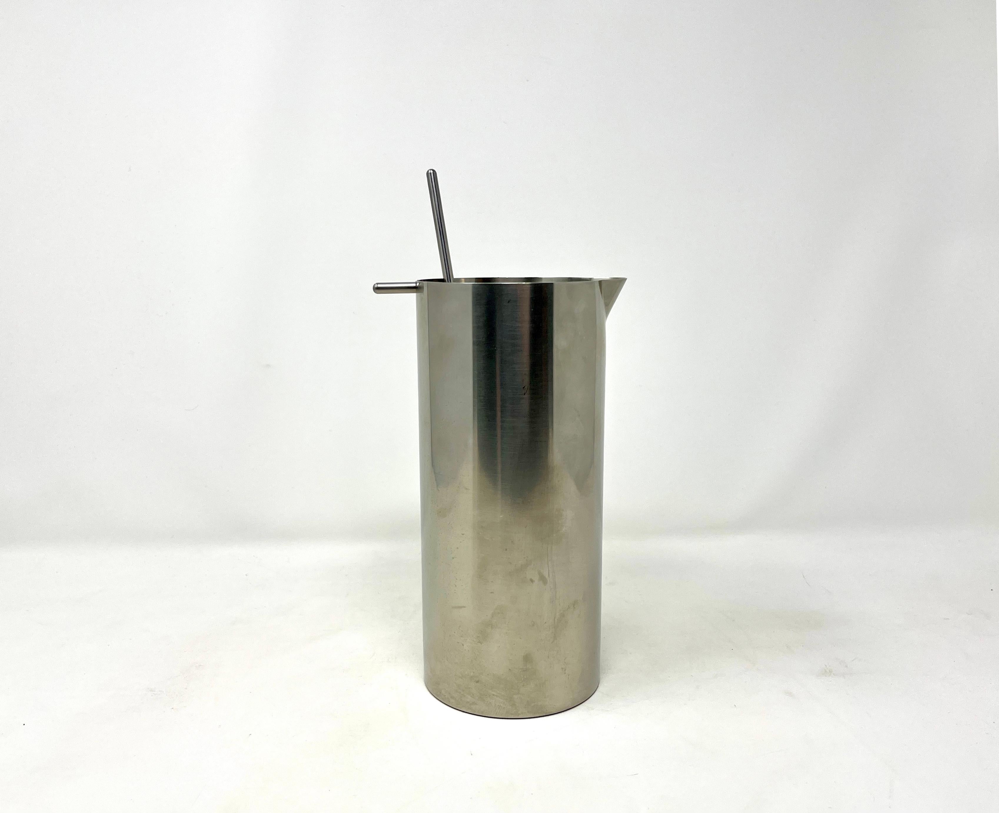 Arne Jacobsen per Stelton, anni '70 circa, prodotto in Danimarca. Questo shaker per cocktail in acciaio inossidabile spazzolato è completo di cucchiaio per mescolare le bevande. Alto e stretto, il colino versa senza sforzo. Marcato sulla base. Lo