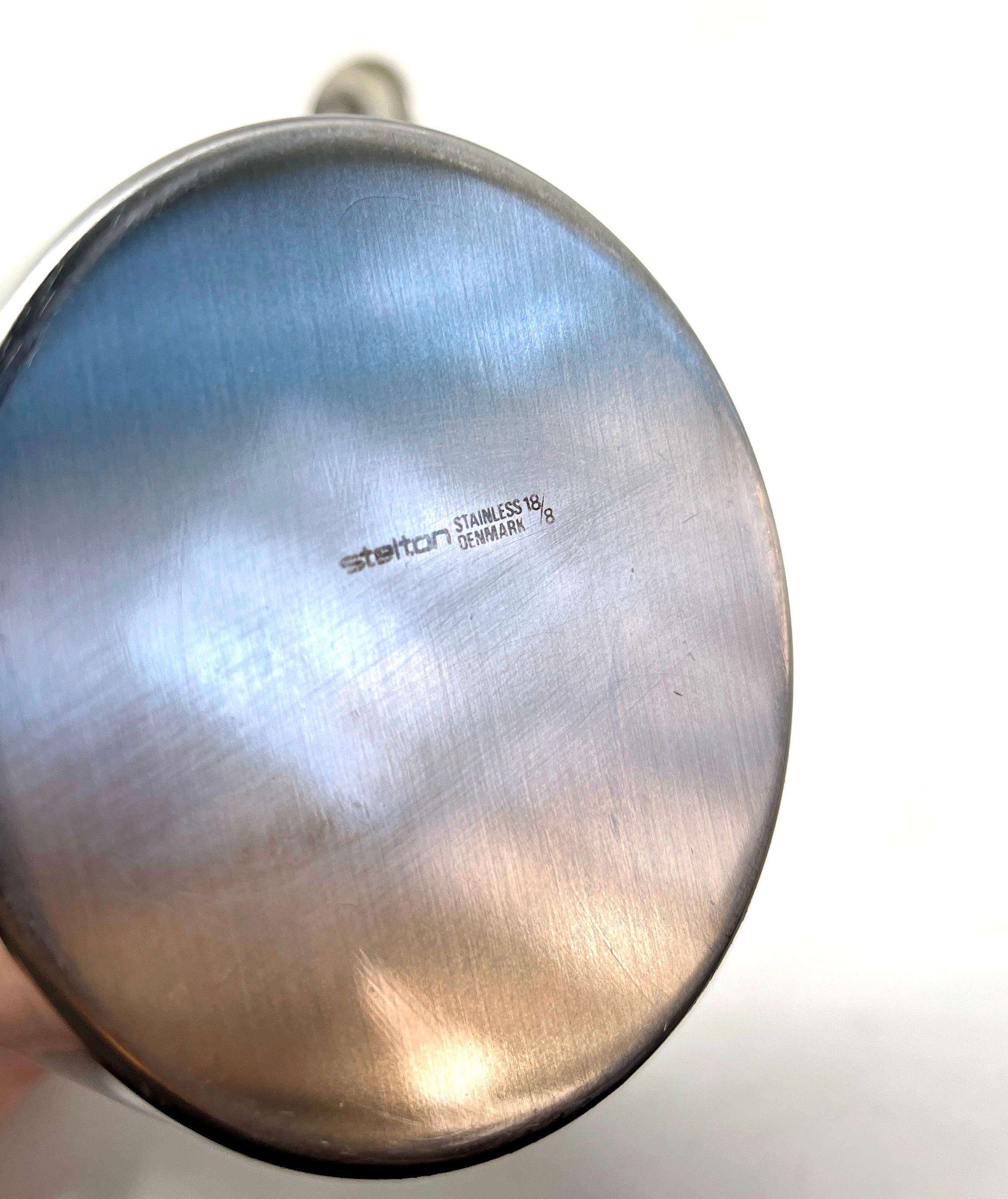 Fine XX secolo Arne Jacobsen per Stelton Shaker e cucchiaio da cocktail MCM in acciaio inossidabile in vendita