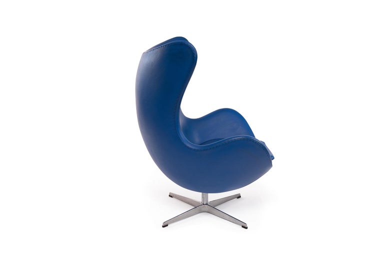 Arne Jacobsen for Fritz Hansen egg chair in electric blue leather. All original. Does show some age appropriate wear and has patina.