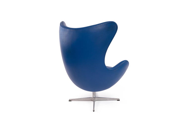 Mid-Century Modern Arne Jacobsen Blue Leather Egg Chair for Fritz Hansen For Sale