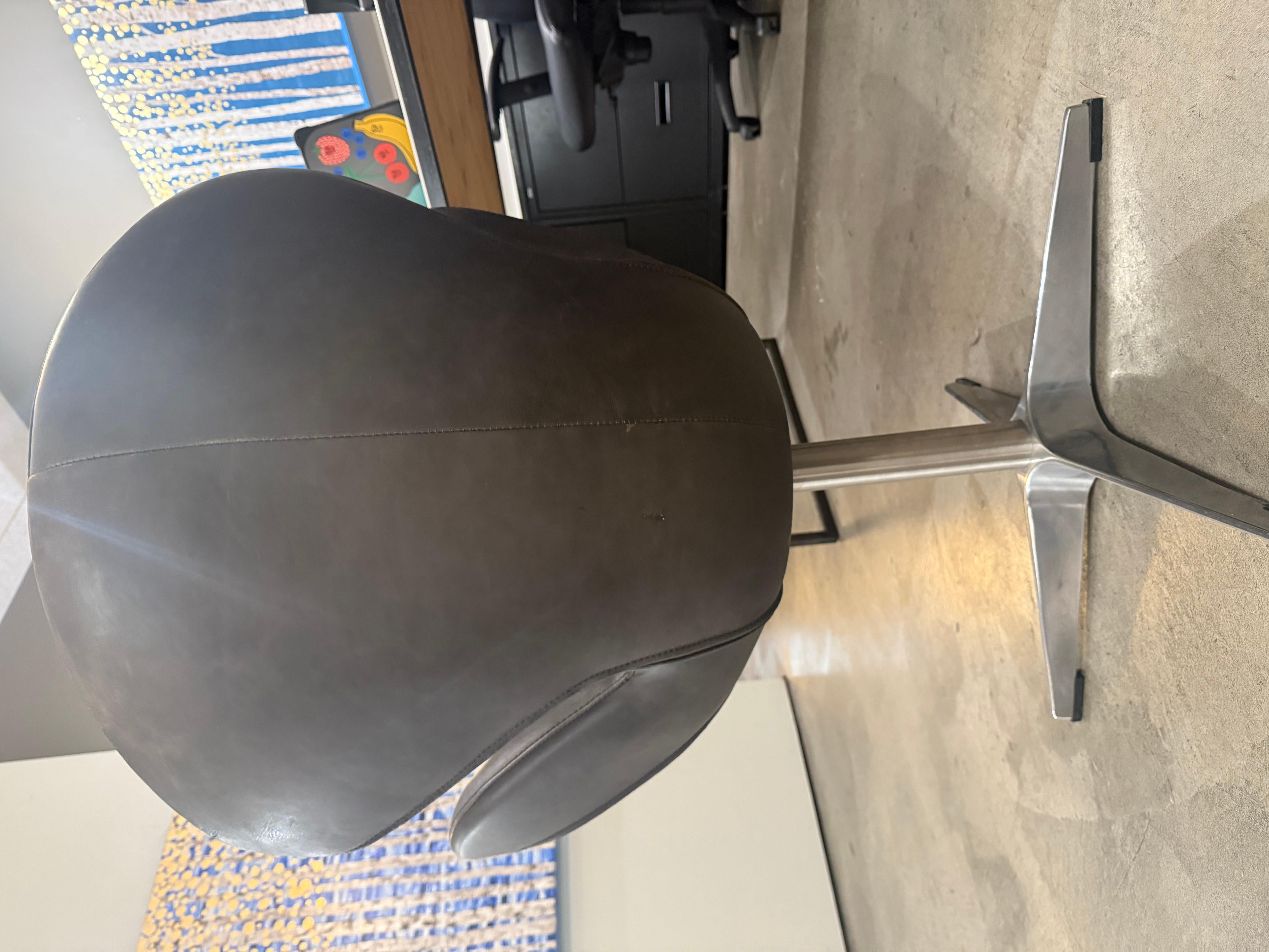 Sedia a cigno in pelle di Arne Jacobsen Fritz Hansen in vendita 5