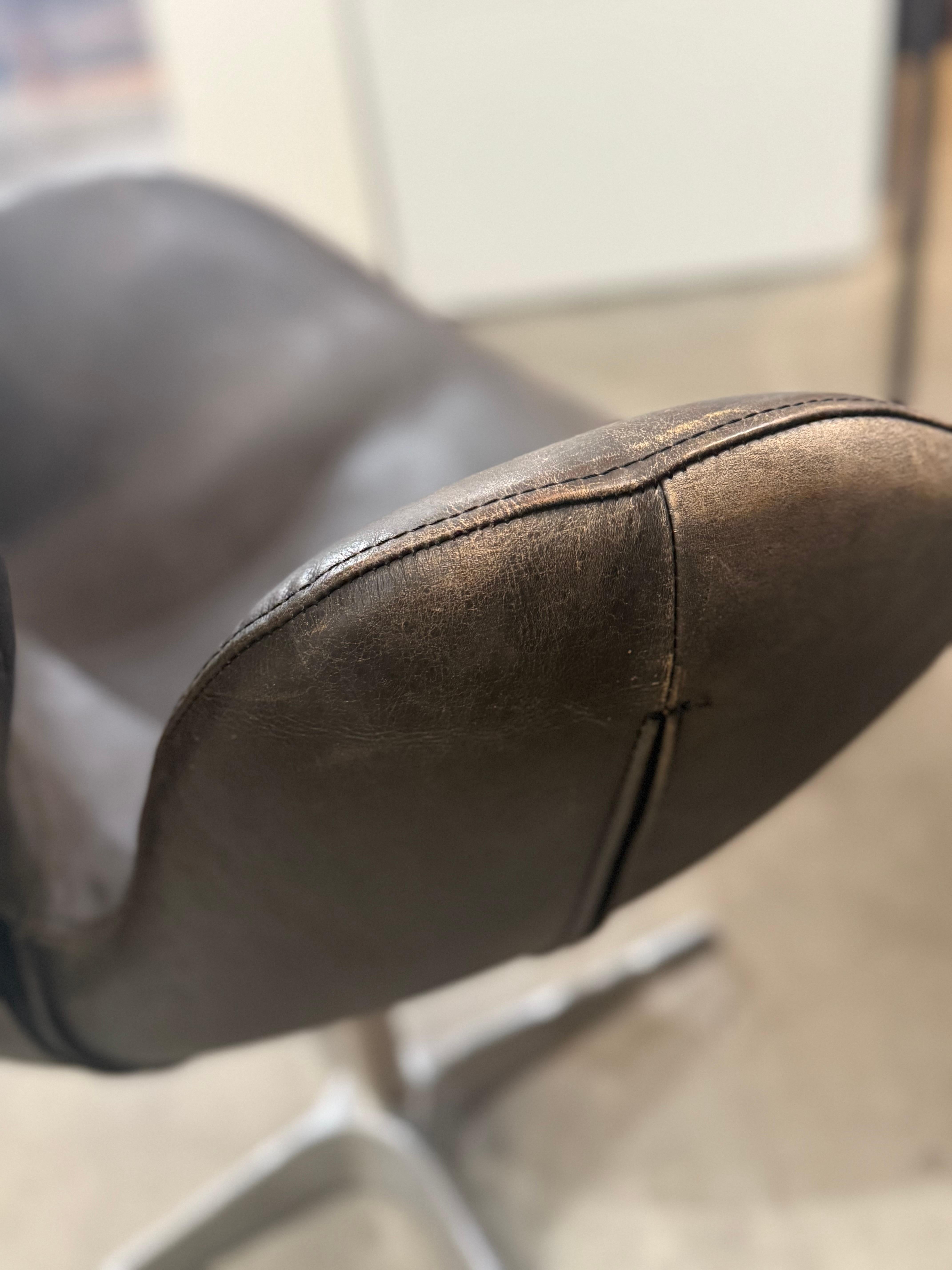 Sedia a cigno in pelle di Arne Jacobsen Fritz Hansen in vendita 7