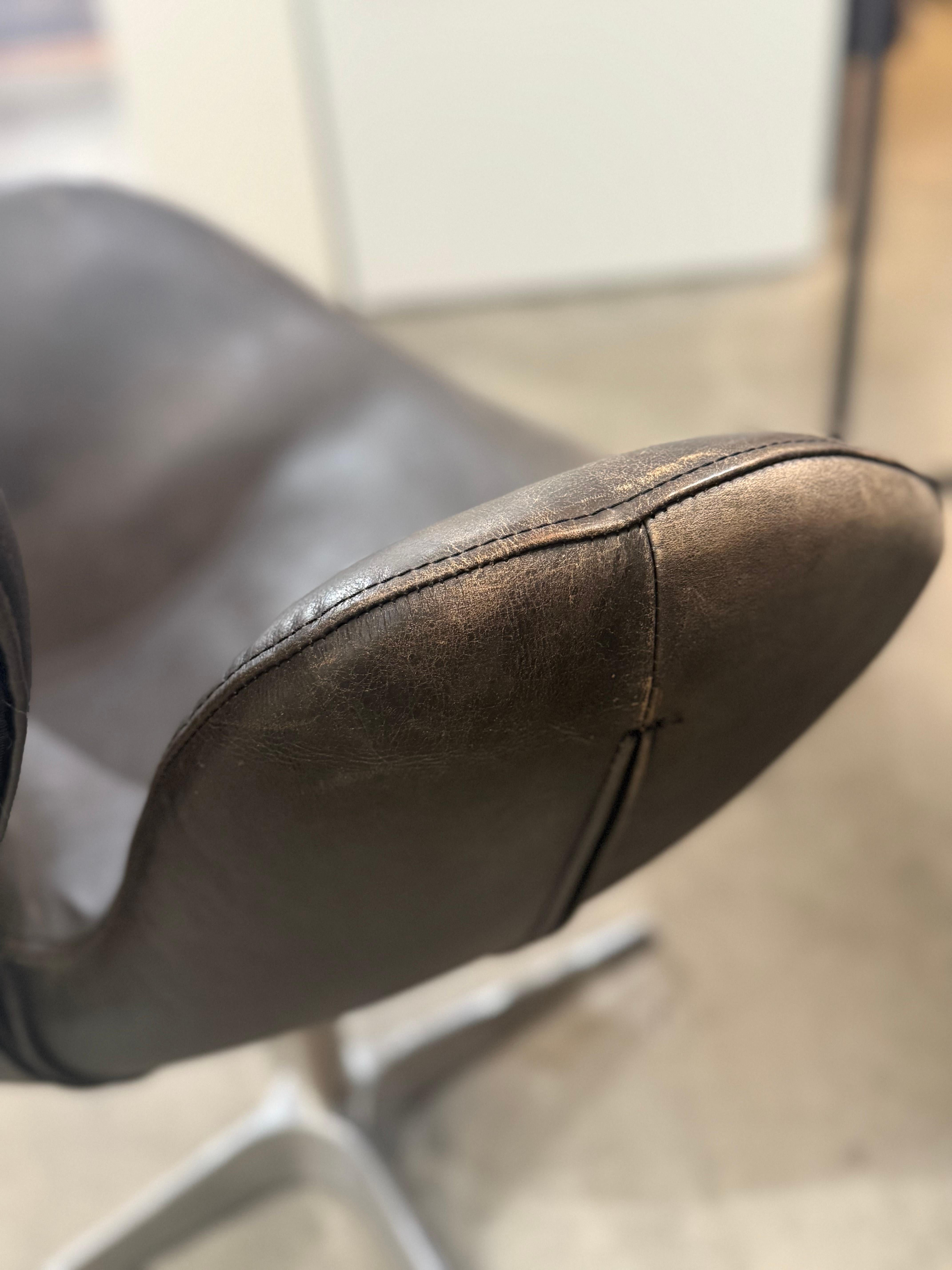 Sedia a cigno in pelle di Arne Jacobsen Fritz Hansen in vendita 8