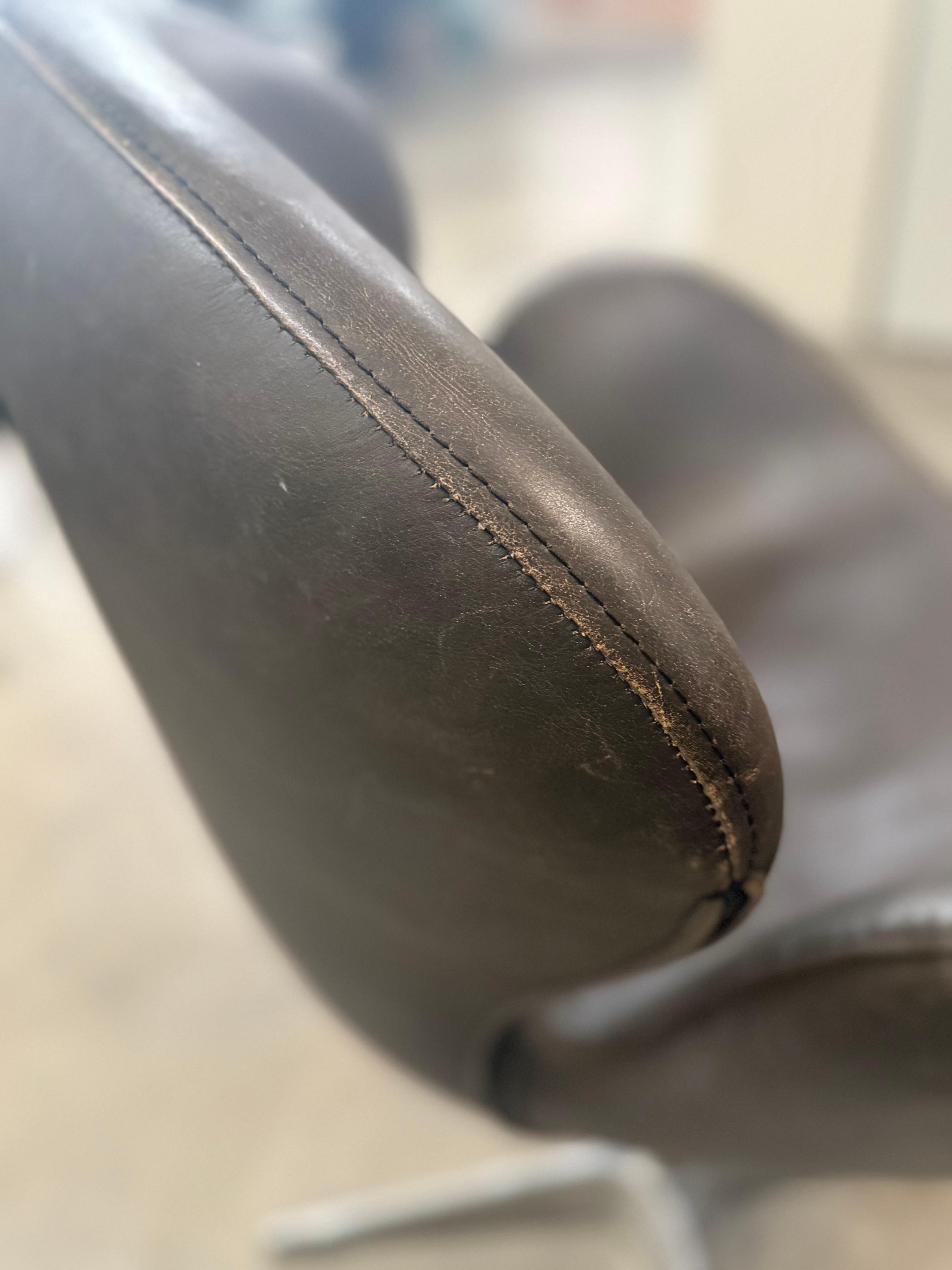 Sedia a cigno in pelle di Arne Jacobsen Fritz Hansen in vendita 9