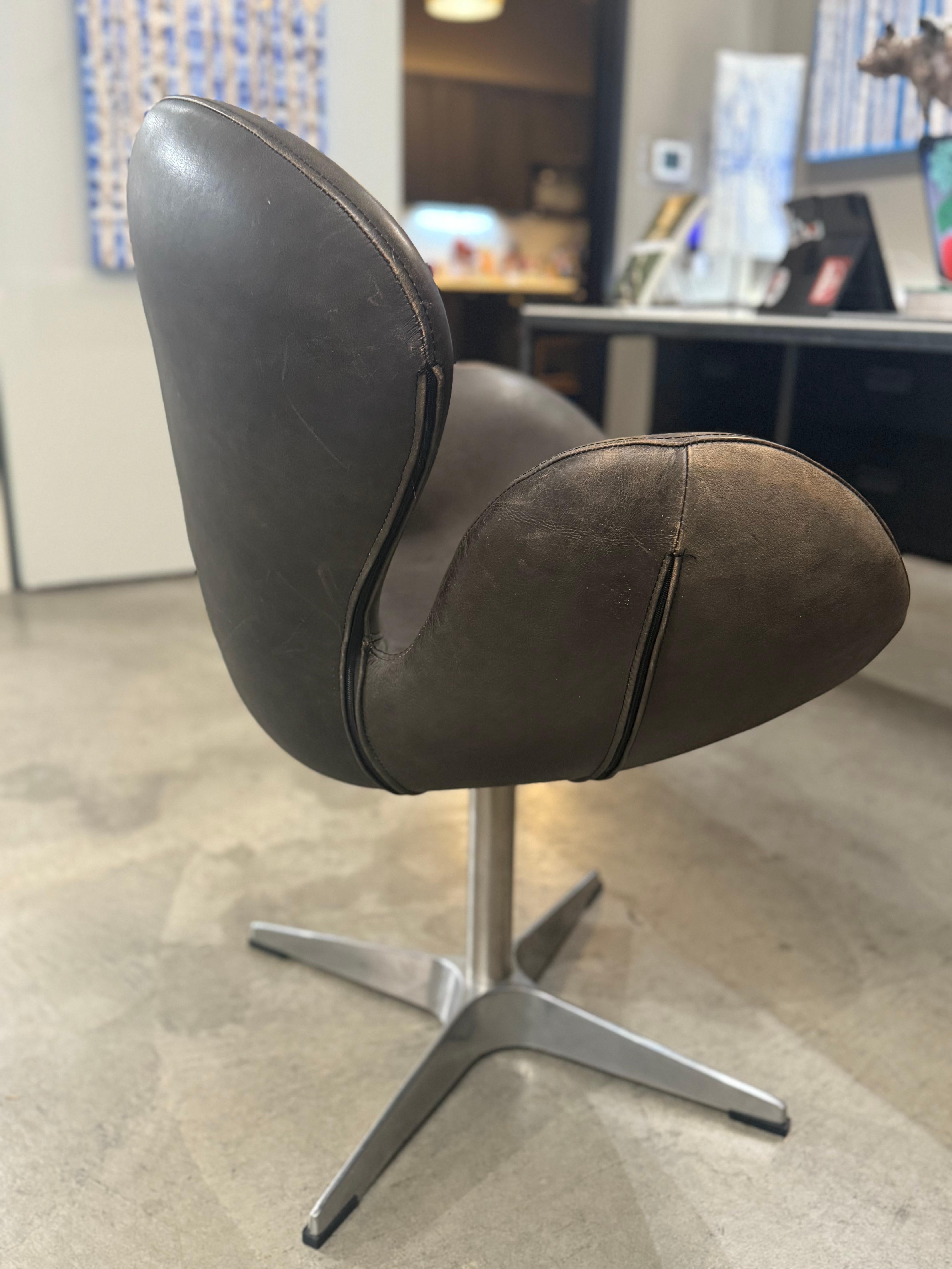 Sedia a cigno in pelle di Arne Jacobsen Fritz Hansen in vendita 10