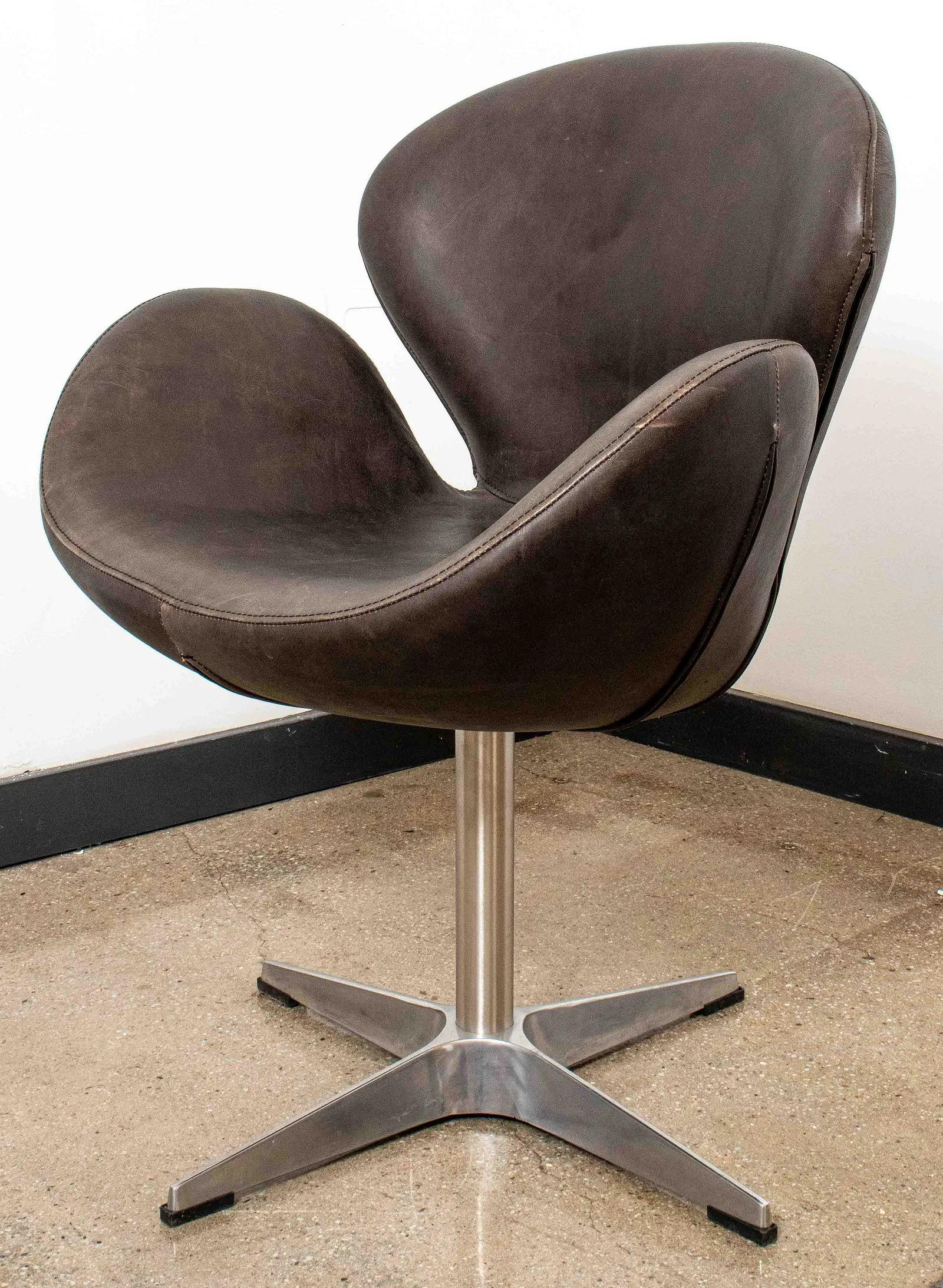 20th Century Arne Jacobsen Fritz Hansen Leather Swan Chair For Sale