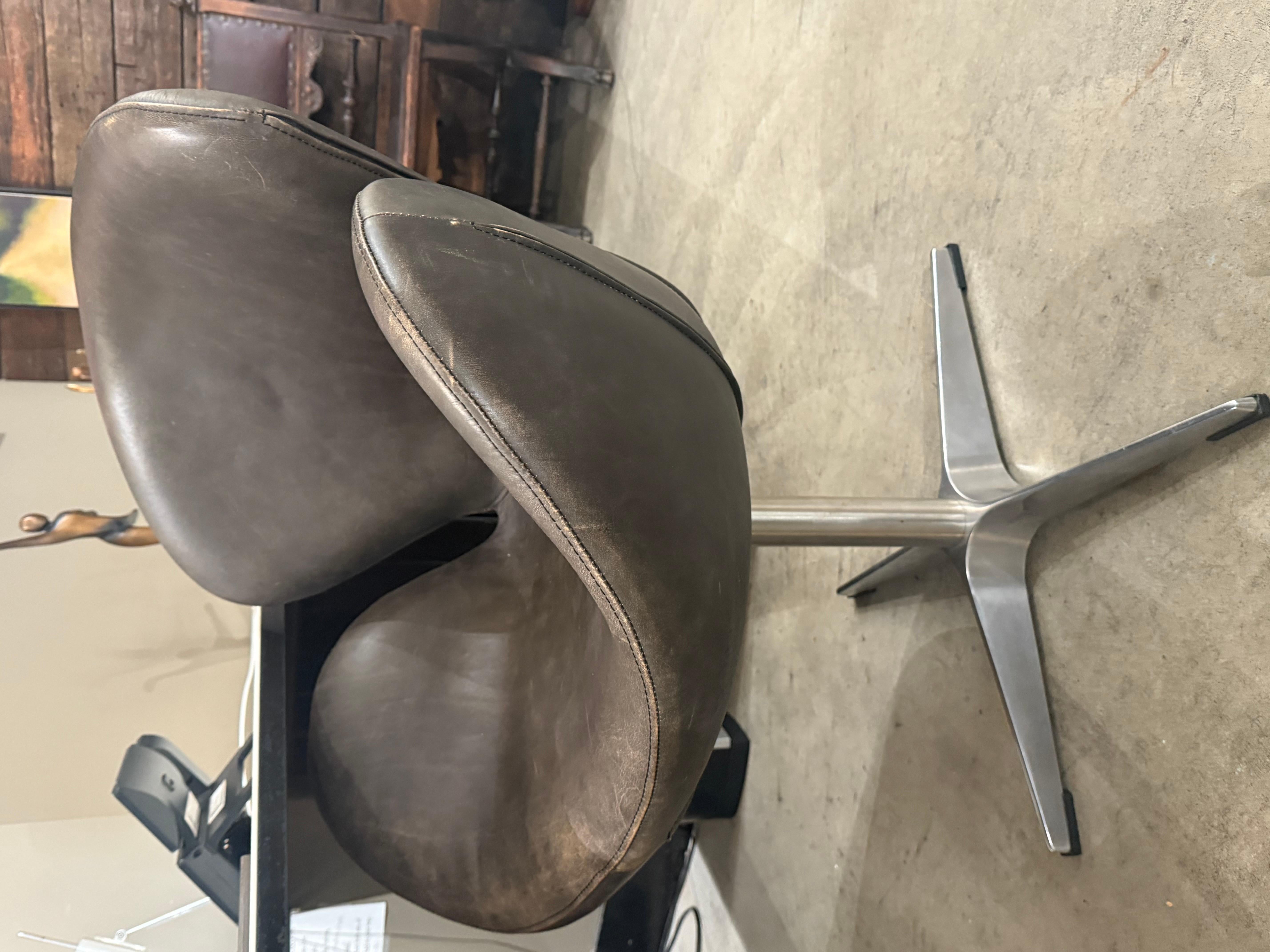 Sedia a cigno in pelle di Arne Jacobsen Fritz Hansen in vendita 1
