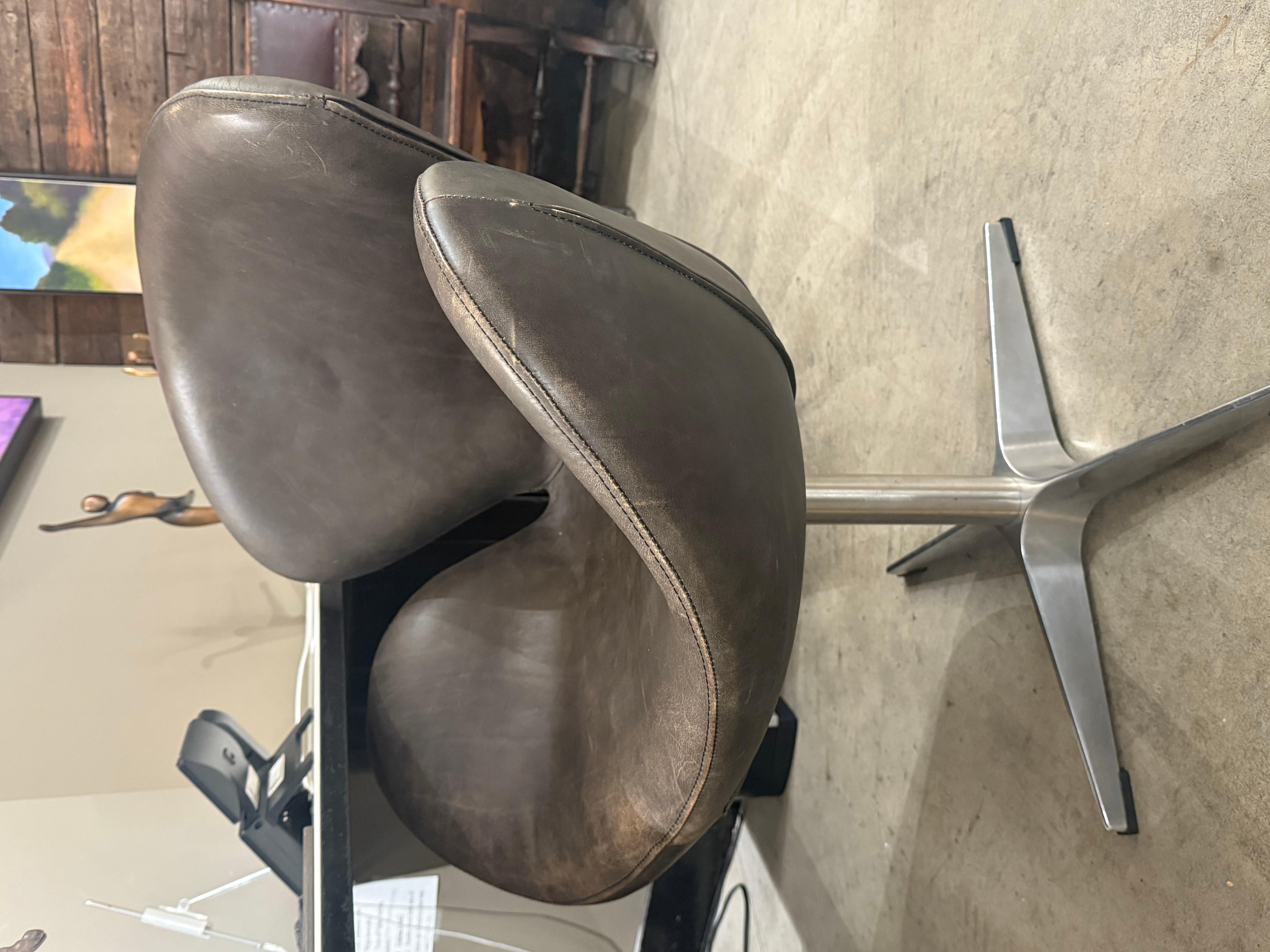 Sedia a cigno in pelle di Arne Jacobsen Fritz Hansen in vendita 2