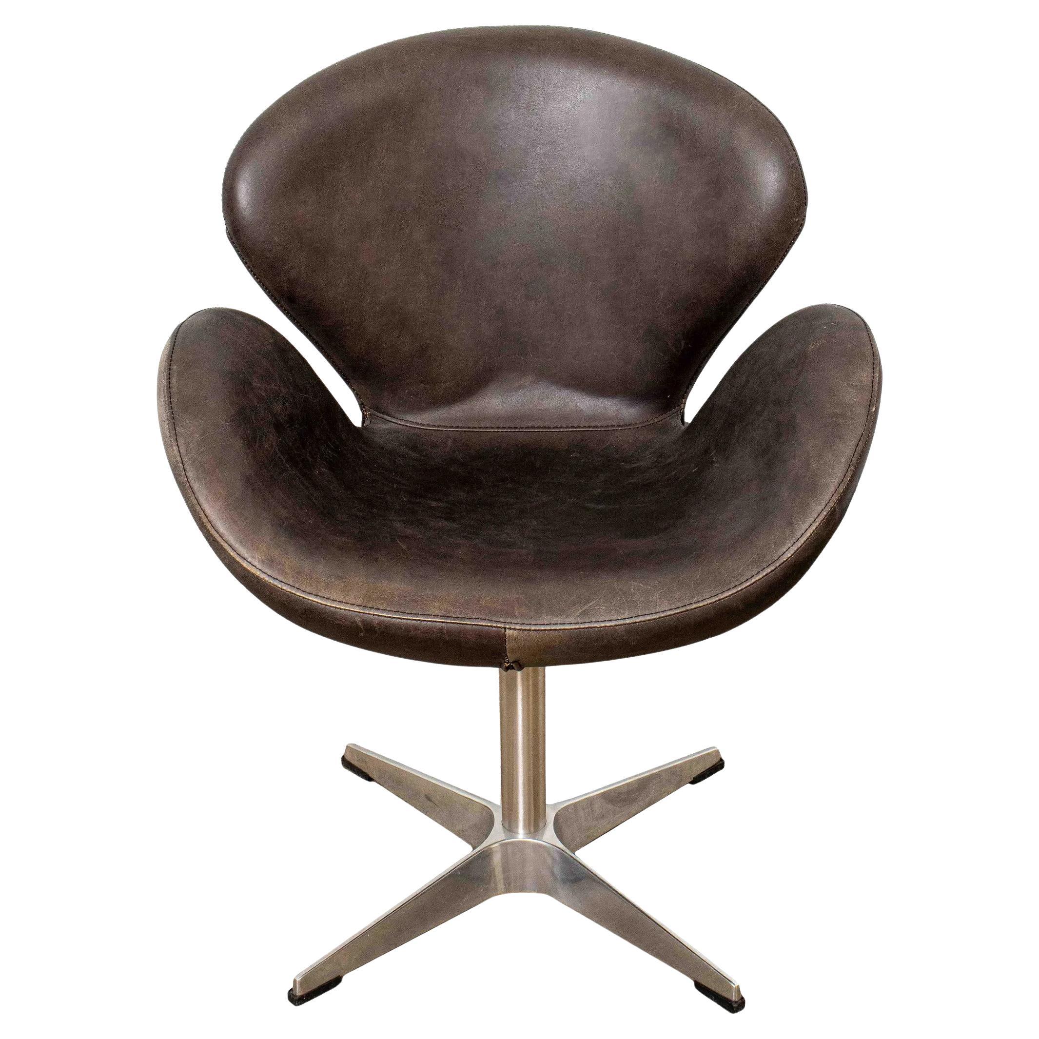 Arne Jacobsen Fritz Hansen Leather Swan Chair For Sale