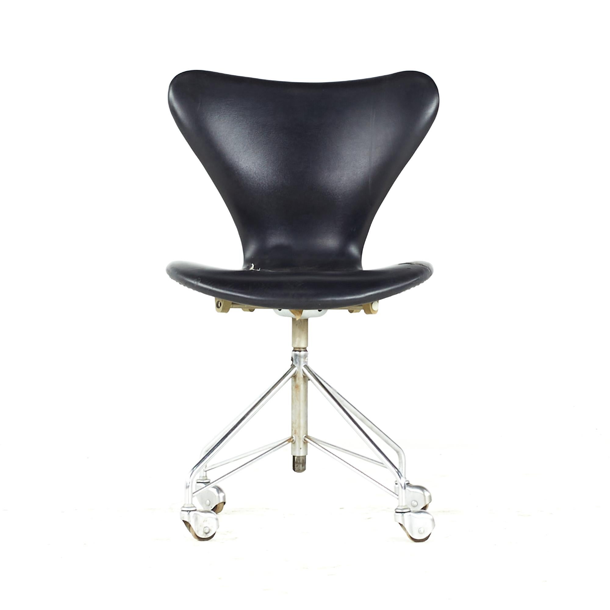 Arne Jacobsen Fritz Hansen midcentury Wheeled Chair

This chair measures: 19.5 wide x 19.5 deep x 32 inches high, with a seat height/chair clearance of 18.25 inches

All pieces of furniture can be had in what we call restored vintage condition.