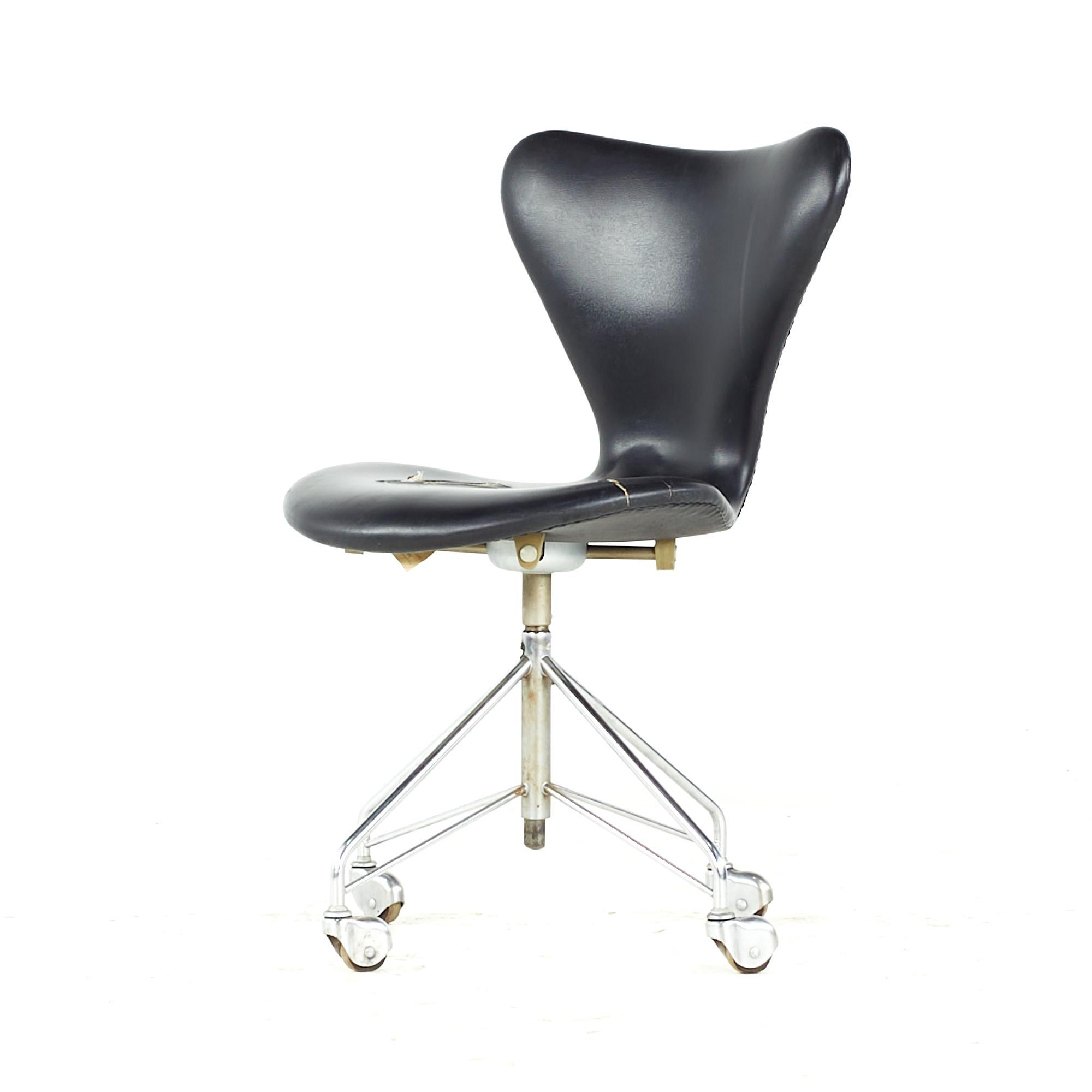 Mid-Century Modern Arne Jacobsen Fritz Hansen Chaise à roulettes du siècle dernier en vente